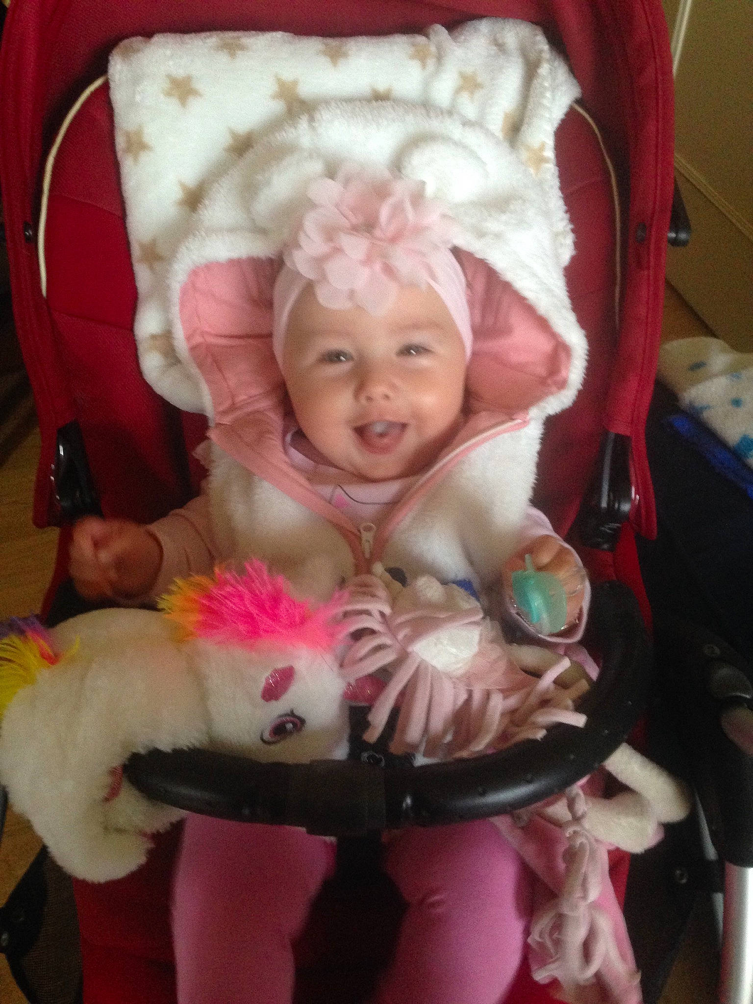 Aaliyah participe au concours pour gagner de l'argent avec cette photo : baby, baby_carriage, car_seat, child, fur, furniture, headwear, person, pink, product, smile, toddler