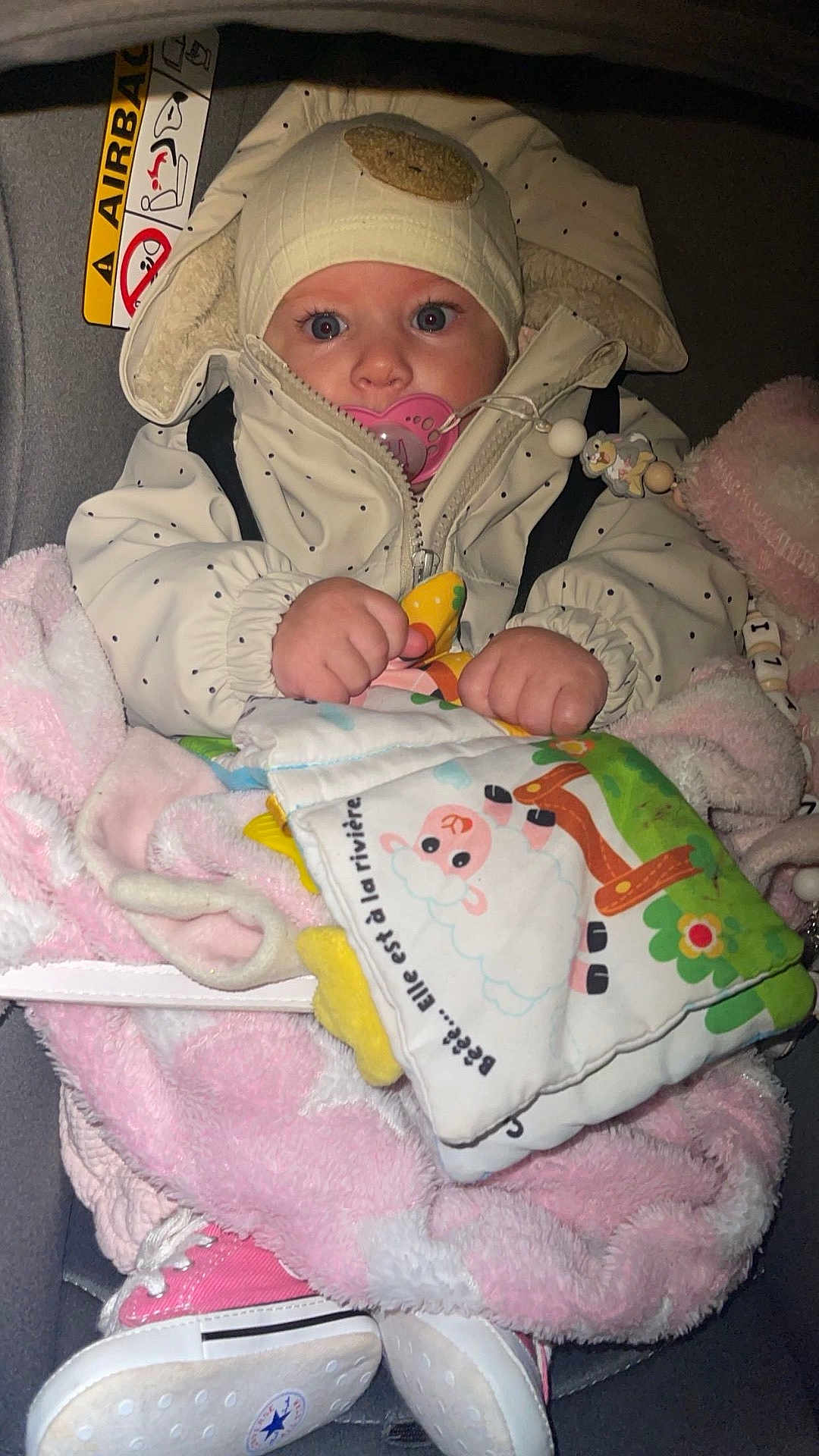 Nayliana a rejoint le concours — aidez-le/la à gagner de superbes lots ! baby, child, infant, car_seat, jacket, hat, blanket, book, toy, pacifier, pink, white, polka_dot, footwear, converse, cute, wide_eyes, indoor, cozy, bundle
