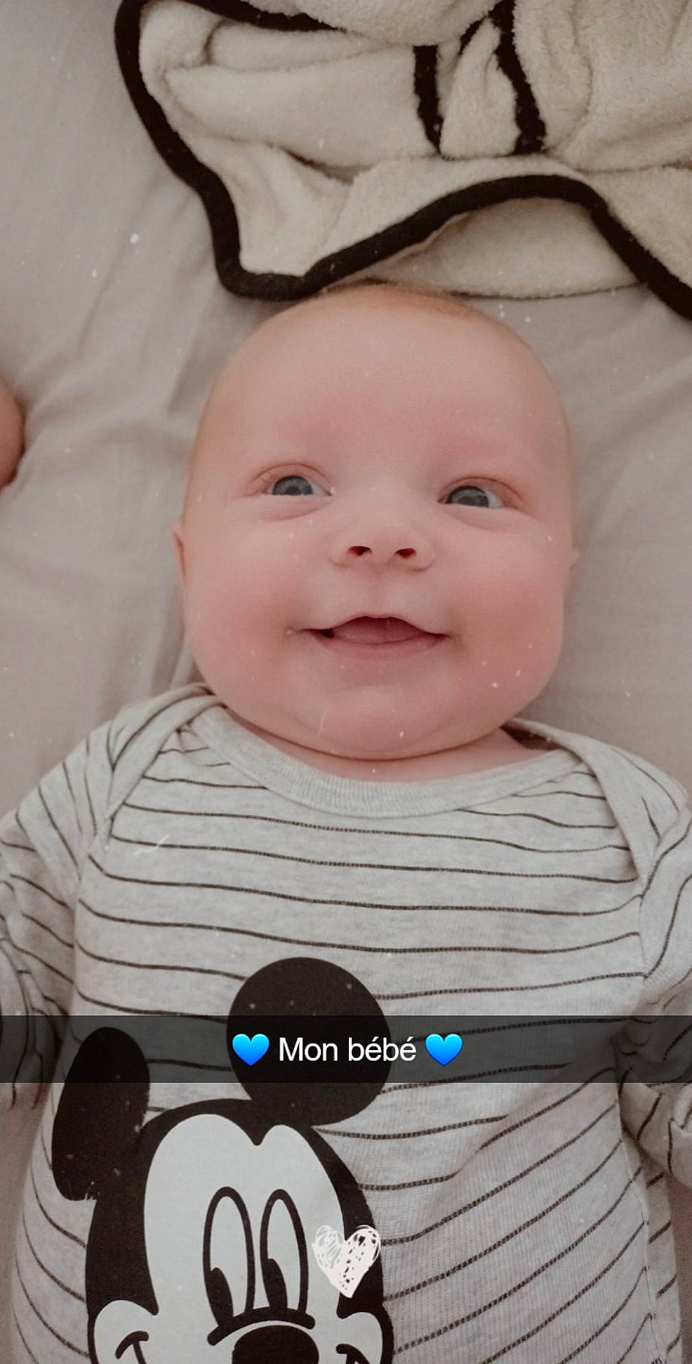 Luka participe au concours pour gagner de l'argent avec cette photo : baby, baby_toddler_clothing, black, cheek, cool, eyebrow, facial_expression, grey, happy, iris, organ, person, photograph, pink, product, skin, sleeve, smile, t_shirt, toddler