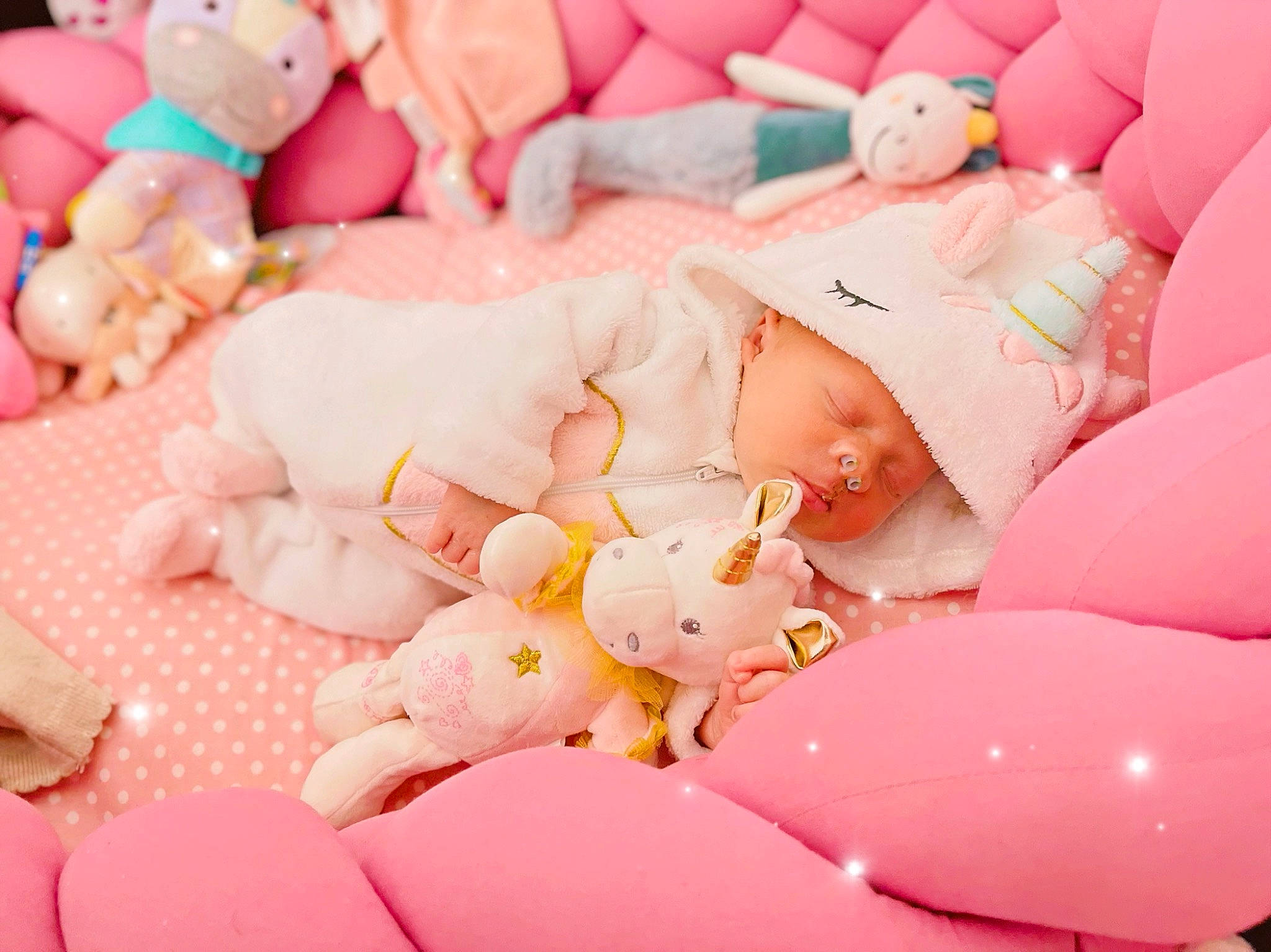 Alyce participe au concours pour gagner de l'argent avec cette photo : baby, baby_products, baby_sleeping, baby_toddler_clothing, bedtime, child, comfort, event, linens, nail, orange, peach, person, petal, pink, room, sweetness, thumb, toddler, toy