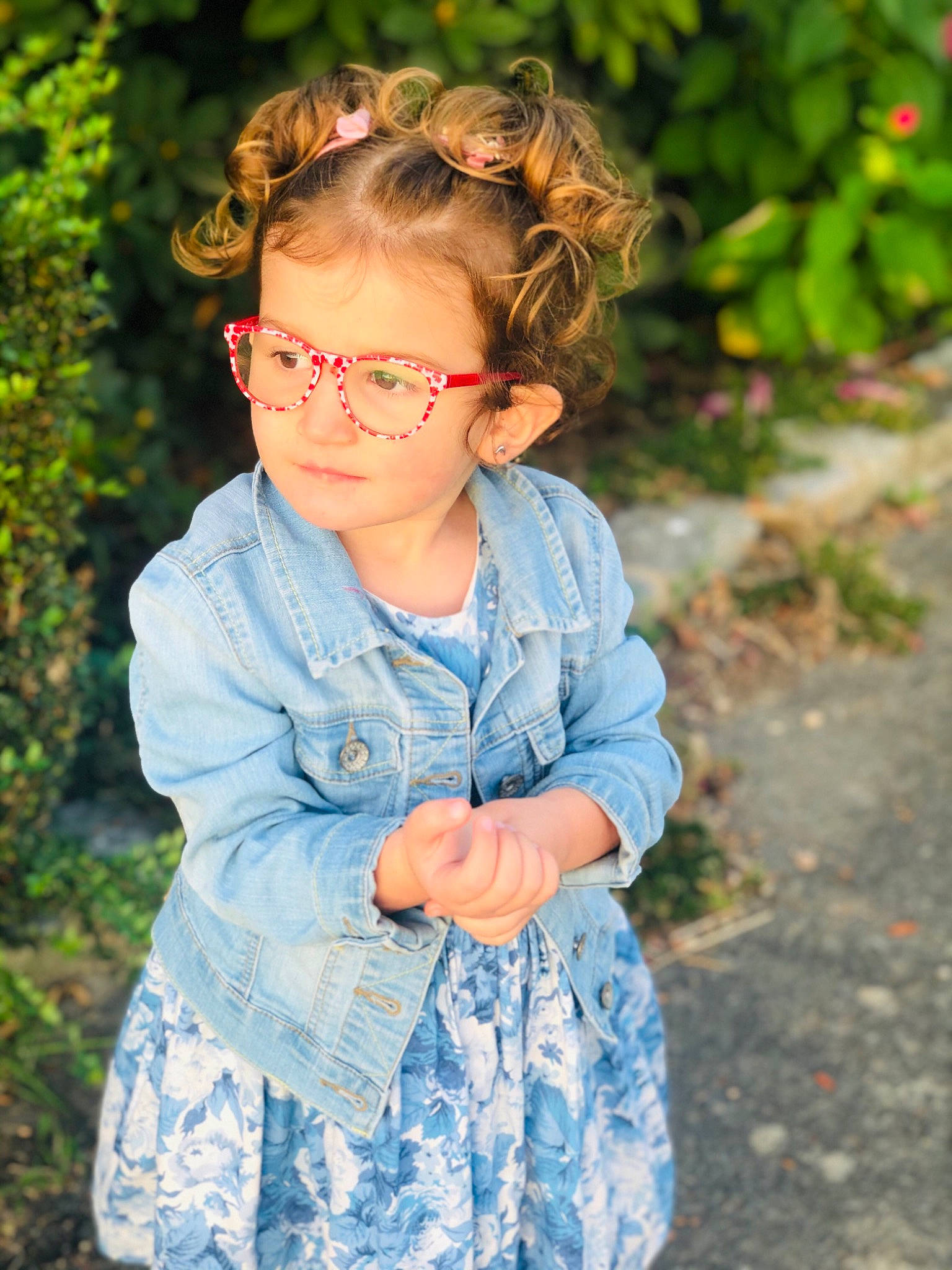 Carla a rejoint le concours — aidez-le/la à gagner de superbes lots ! blue, child, child_model, denim, dress, eyewear, glasses, grass, green, happy, leaf, outerwear, people, person, photograph, photography, recreation, smile, textile, toddler