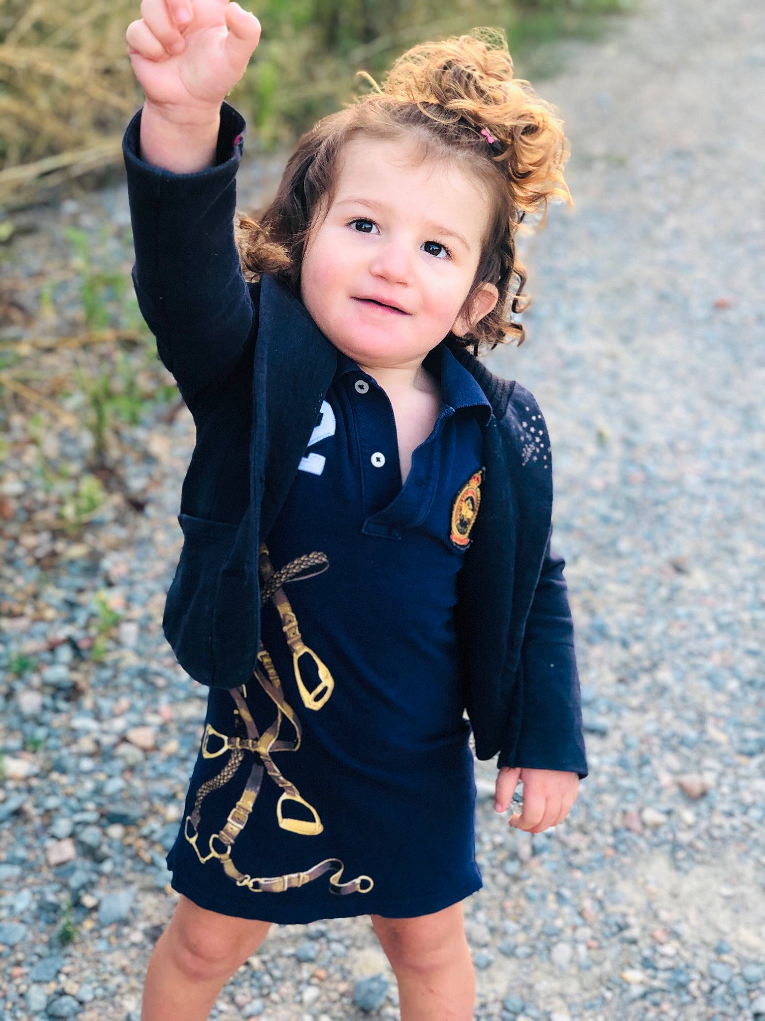 Carla participe au concours pour gagner de l'argent avec cette photo : baby, brown_hair, child, child_model, face, gesture, grass, happy, outerwear, pattern, people, person, photography, skin, sleeve, smile, standing, toddler