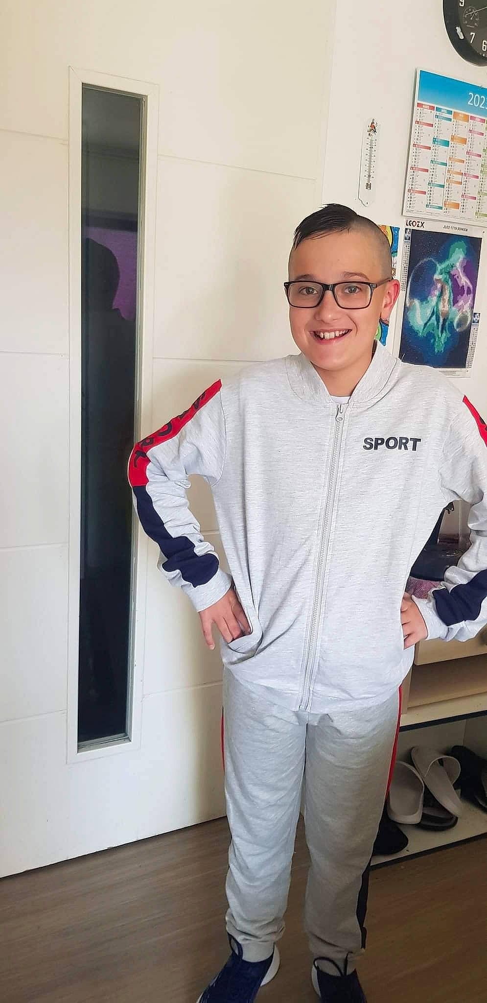 Therance a rejoint le concours — aidez-le/la à gagner de superbes lots ! belt, blazer, collar, dress_shirt, elbow, electric_blue, eyewear, fashion_design, glasses, joint, joy, person, room, science, shoulder, sleeve, smile, sportswear, t_shirt, uniform