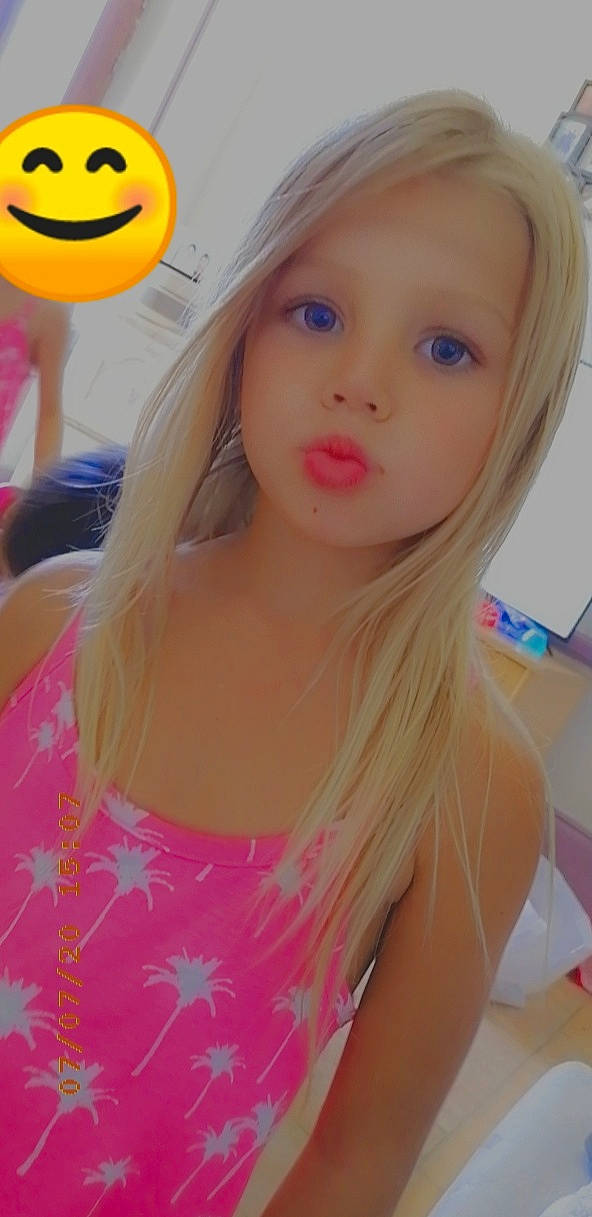Shailly a rejoint le concours — aidez-le/la à gagner de superbes lots ! barbie, blond, brown_hair, child, child_model, doll, face, hair, lip, long_hair, person, photography, pink, play, selfie, skin, smile, toddler, toy, yellow