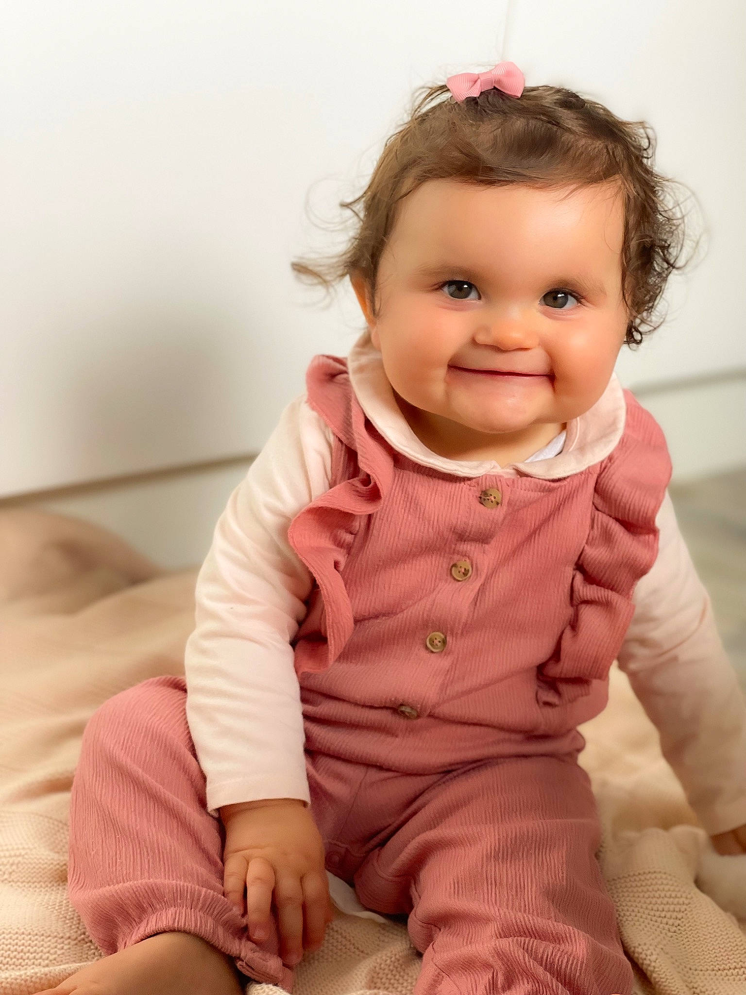 Julia participe au concours pour gagner de l'argent avec cette photo : baby, baby_toddler_clothing, cheek, collar, comfort, eye, eyebrow, flooring, gesture, happy, iris, joy, lip, mouth, neck, nose, person, pink, skin, sleeve