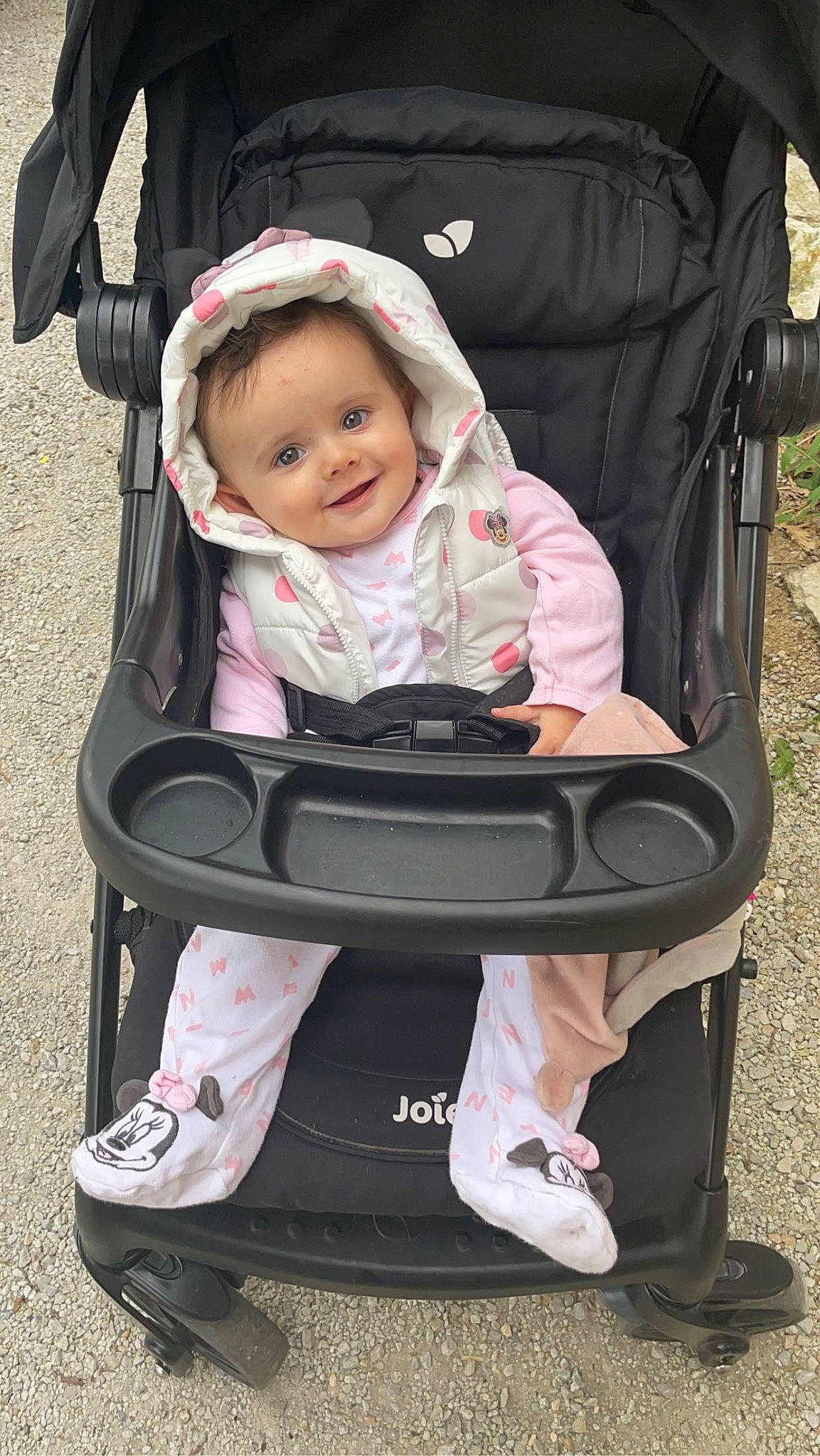 Juliana a rejoint le concours — aidez-le/la à gagner de superbes lots ! auto_part, baby, baby_carriage, baby_products, baby_safety, beauty, black, child, comfort, eye, joy, leisure, person, photograph, product, recreation, sitting, smile, snapshot, toddler