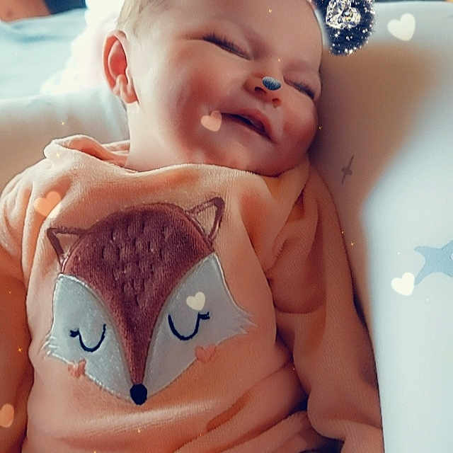 Mia a rejoint le concours — aidez-le/la à gagner de superbes lots ! abdomen, arm, baby, chest, eye, eyelash, finger, hand, happy, mouth, nail, pink, skin, stomach, thigh, thumb, toddler, toy, trunk, white