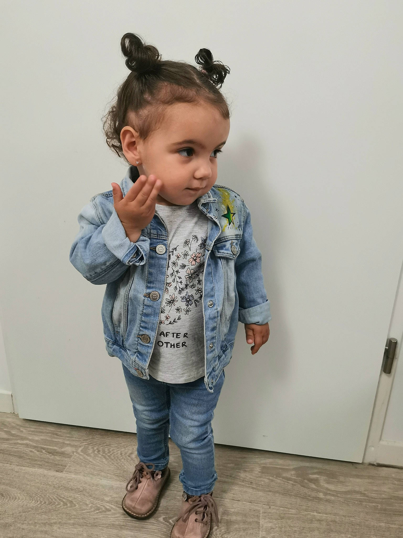 Nélia a rejoint le concours — aidez-le/la à gagner de superbes lots ! baby, baby_toddler_clothing, child, chin, collar, denim, dress_shirt, electric_blue, flooring, jeans, joint, leg, neck, outerwear, person, skin, sleeve, standing, toddler, waist