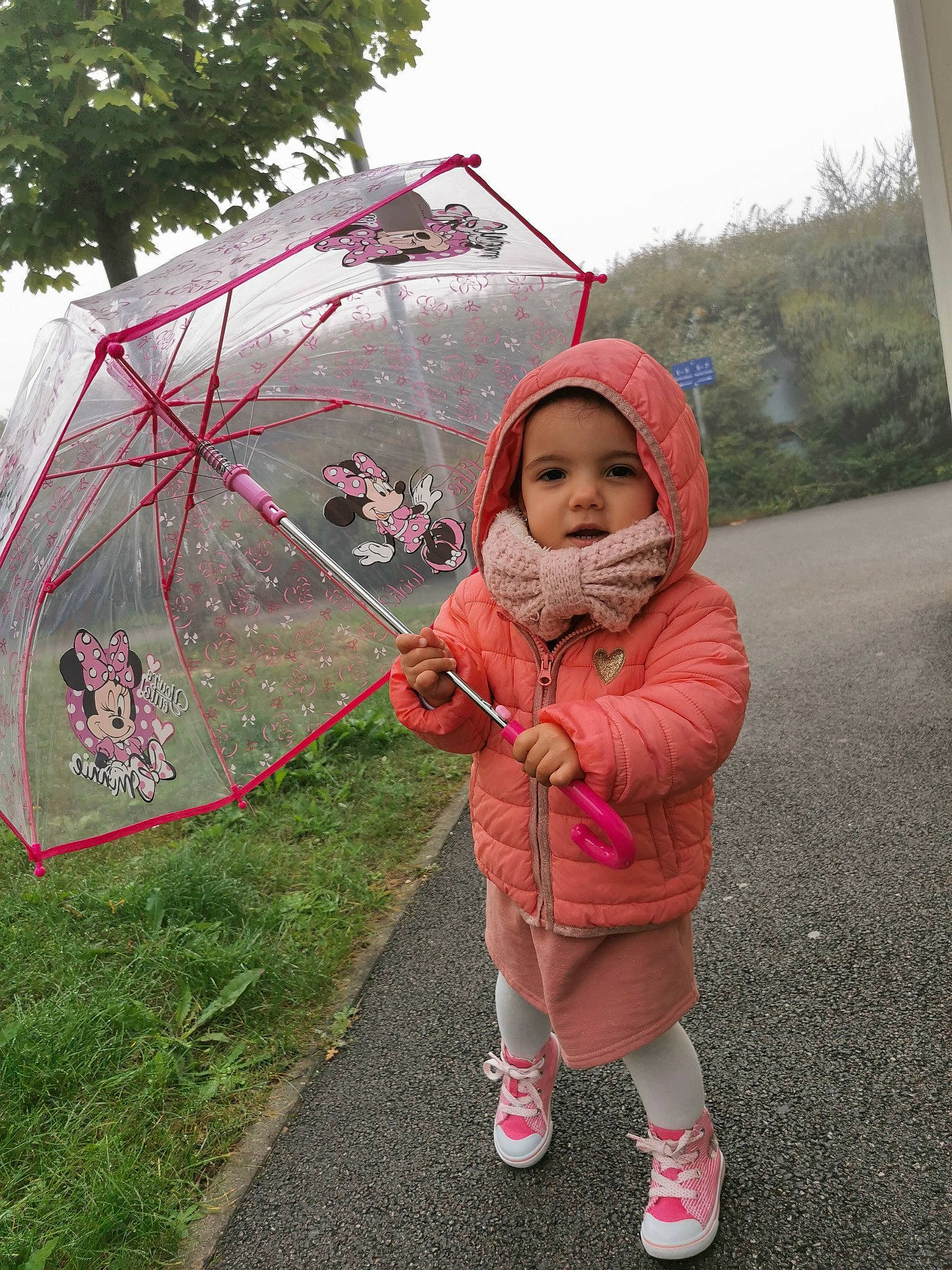 Nélia a rejoint le concours — aidez-le/la à gagner de superbes lots ! baby, child, fashion_accessory, fun, grass, grassland, headwear, leaf, leisure, magenta, person, pink, plant, recreation, sky, toddler, travel, tree, umbrella, vacation