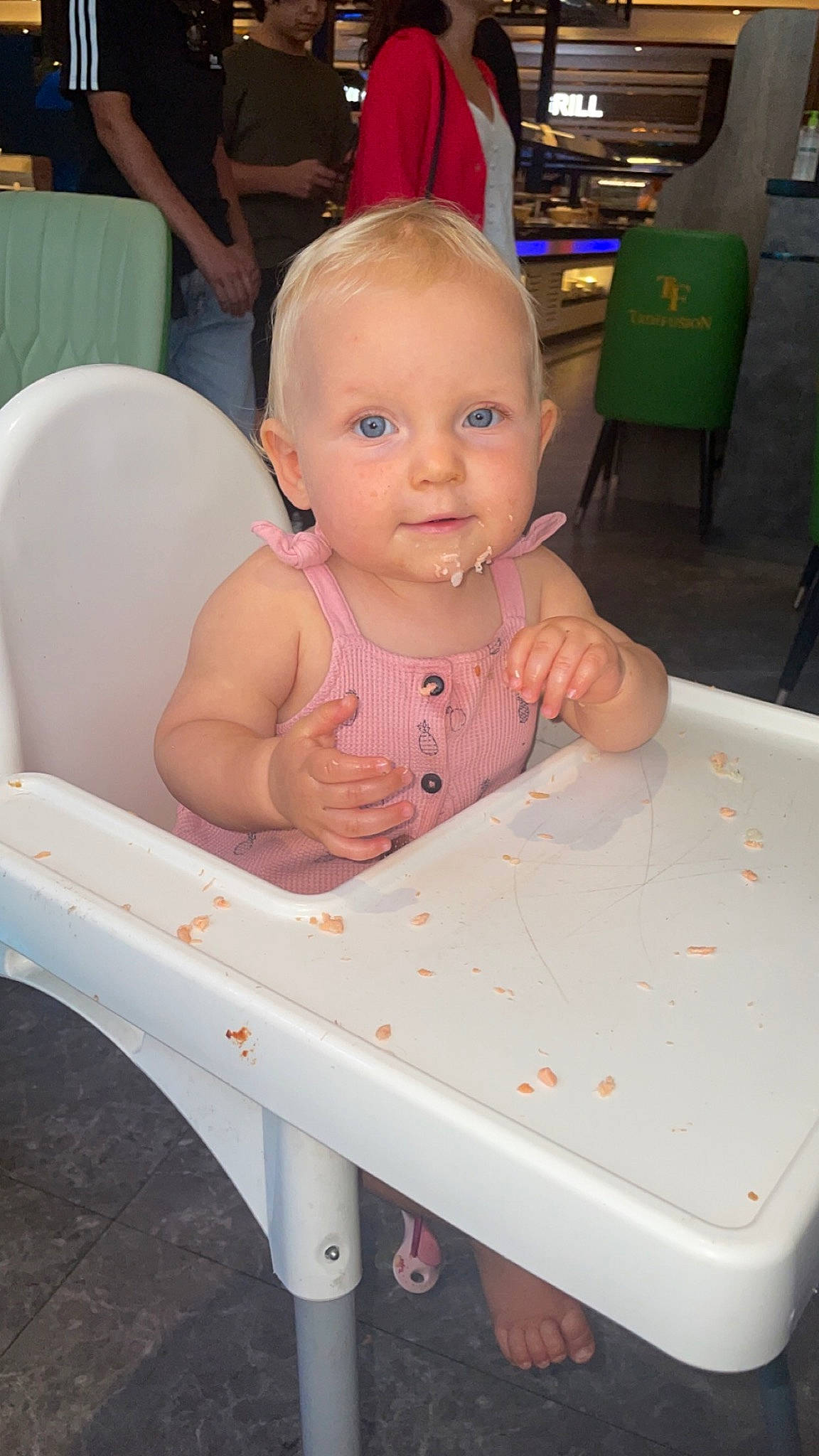 Shaïna participe au concours pour gagner de l'argent avec cette photo : baby, baby_products, baby_toddler_clothing, bib, chair, cheek, child, event, fun, furniture, head, person, plastic, room, sitting, skin, table, toddler