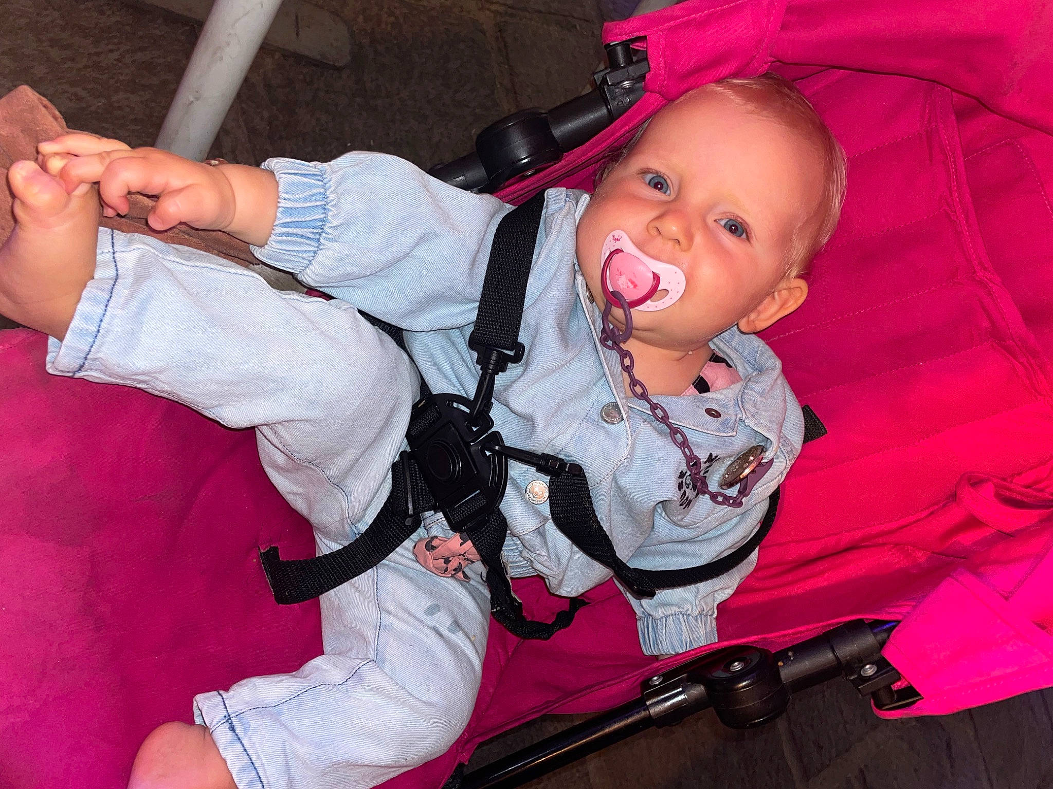 Shaïna participe au concours pour gagner de l'argent avec cette photo : baby, baby_carriage, baby_products, baby_safety, baby_toddler_clothing, carmine, cheek, child, comfort, cool, fun, happy, lap, magenta, mouth, person, pink, sitting, sleeve, thumb