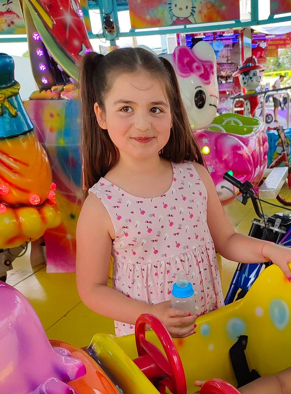 Ivana a rejoint le concours — aidez-le/la à gagner de superbes lots ! beauty, child, design, dress, event, fun, happy, joy, leisure, magenta, people, person, photograph, pink, product, public_space, recreation, smile, snapshot, summer