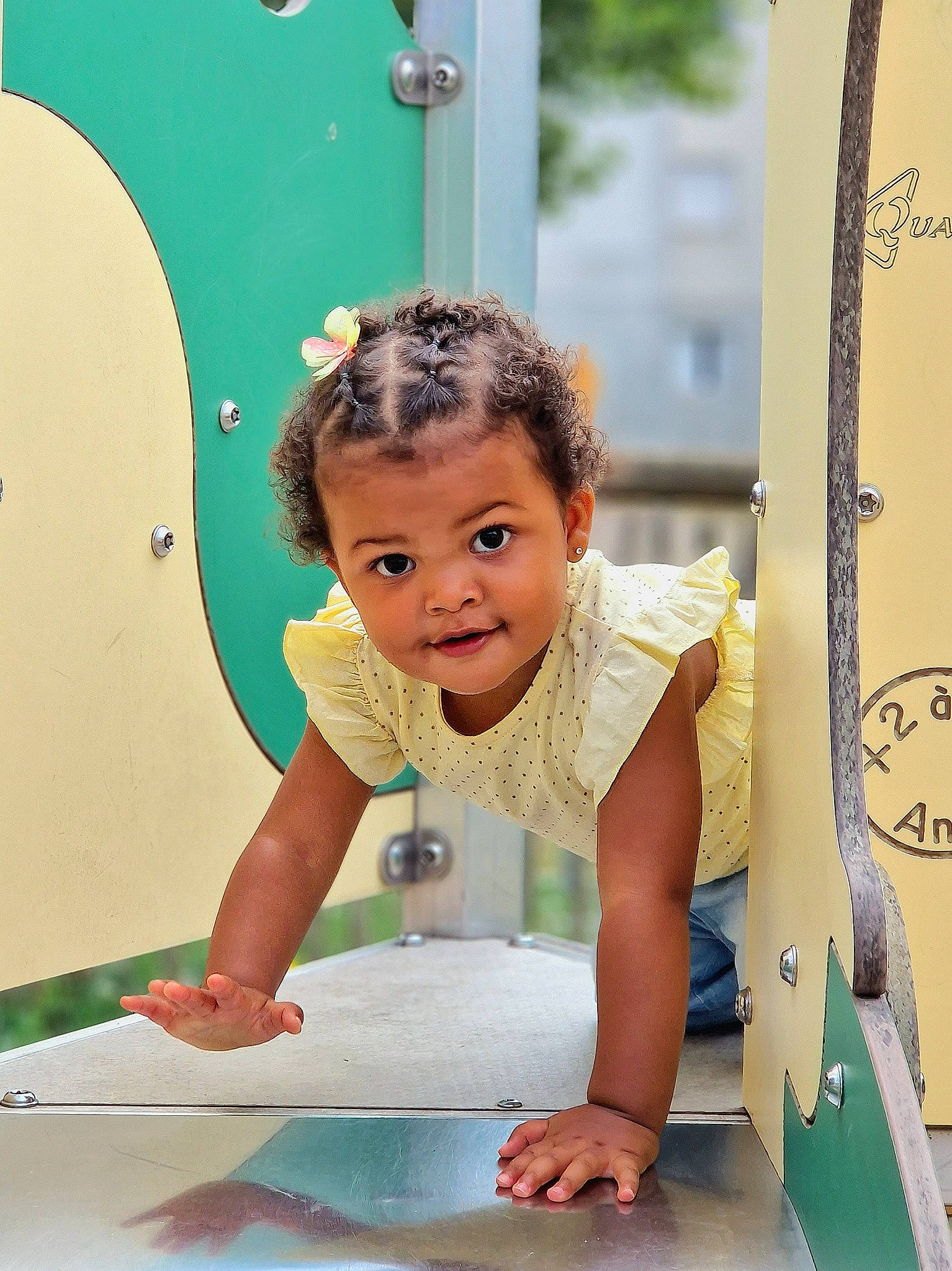 Naïma participe au concours pour gagner de l'argent avec cette photo : baby_toddler_clothing, child, facial_expression, flooring, fun, hairstyle, happy, leisure, people, person, play, recreation, room, sitting, standing, sunglasses, t_shirt, toddler, vacation, water