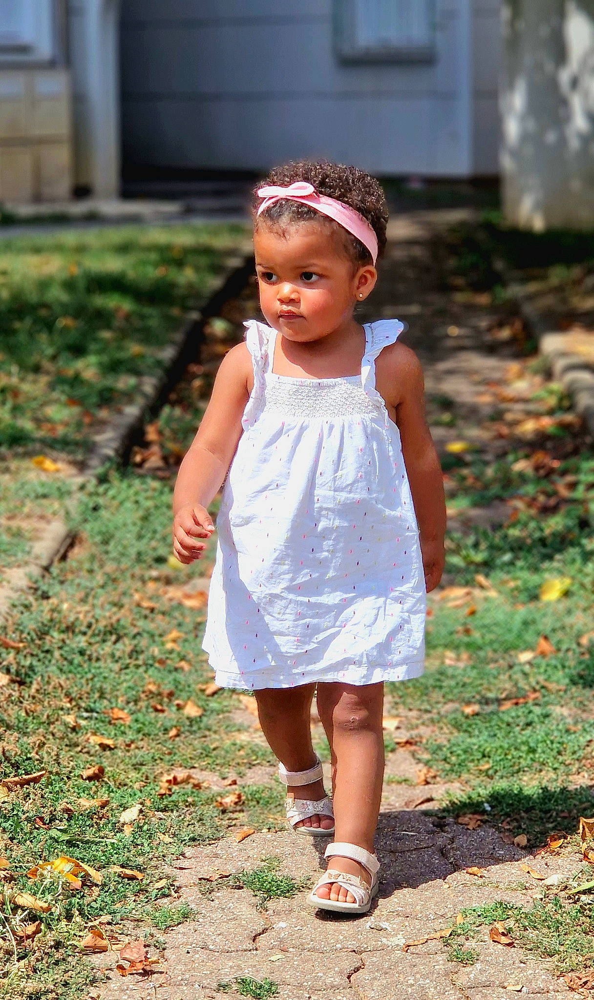 Naïma participe au concours pour gagner de l'argent avec cette photo : baby_toddler_clothing, child, day_dress, dress, flash_photography, fun, garden, grass, happy, headband, headpiece, leaf, one_piece_garment, people_in_nature, person, plant, portrait_photography, sandal, spring, toddler