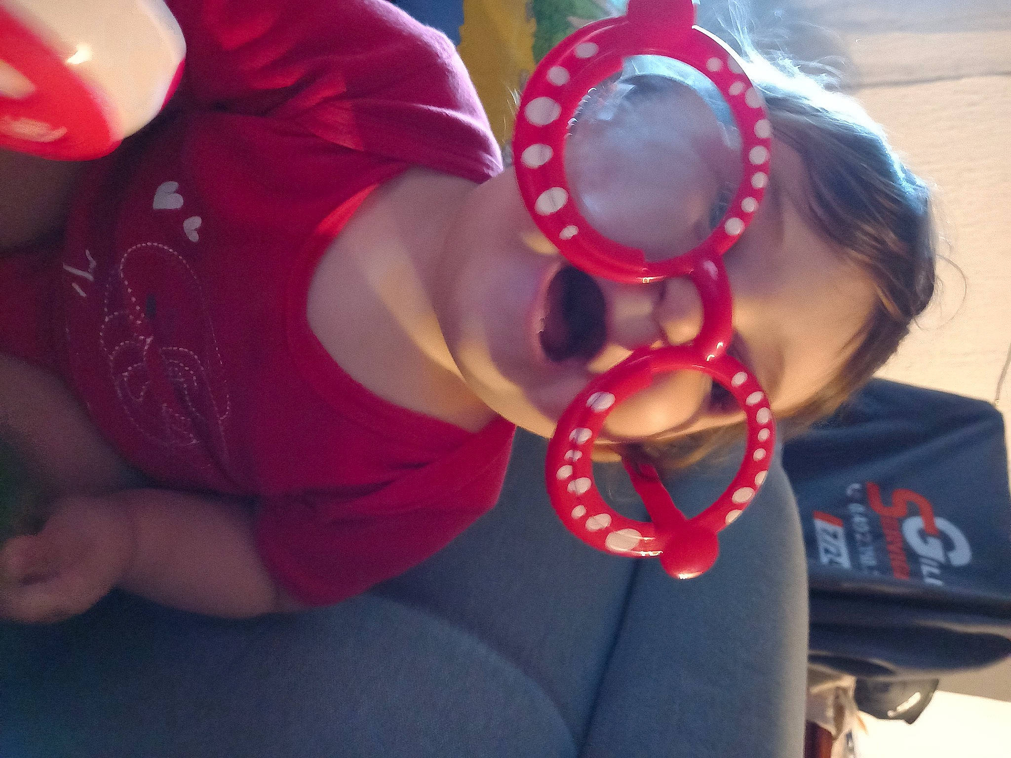 Luna Sophie participe au concours pour gagner de l'argent avec cette photo : abdomen, audio_equipment, carmine, chest, earrings, event, eye, eyewear, fashion_accessory, fictional_character, fun, goggles, happy, jewellery, magenta, person, personal_protective_equipment, plant, sunglasses, trunk