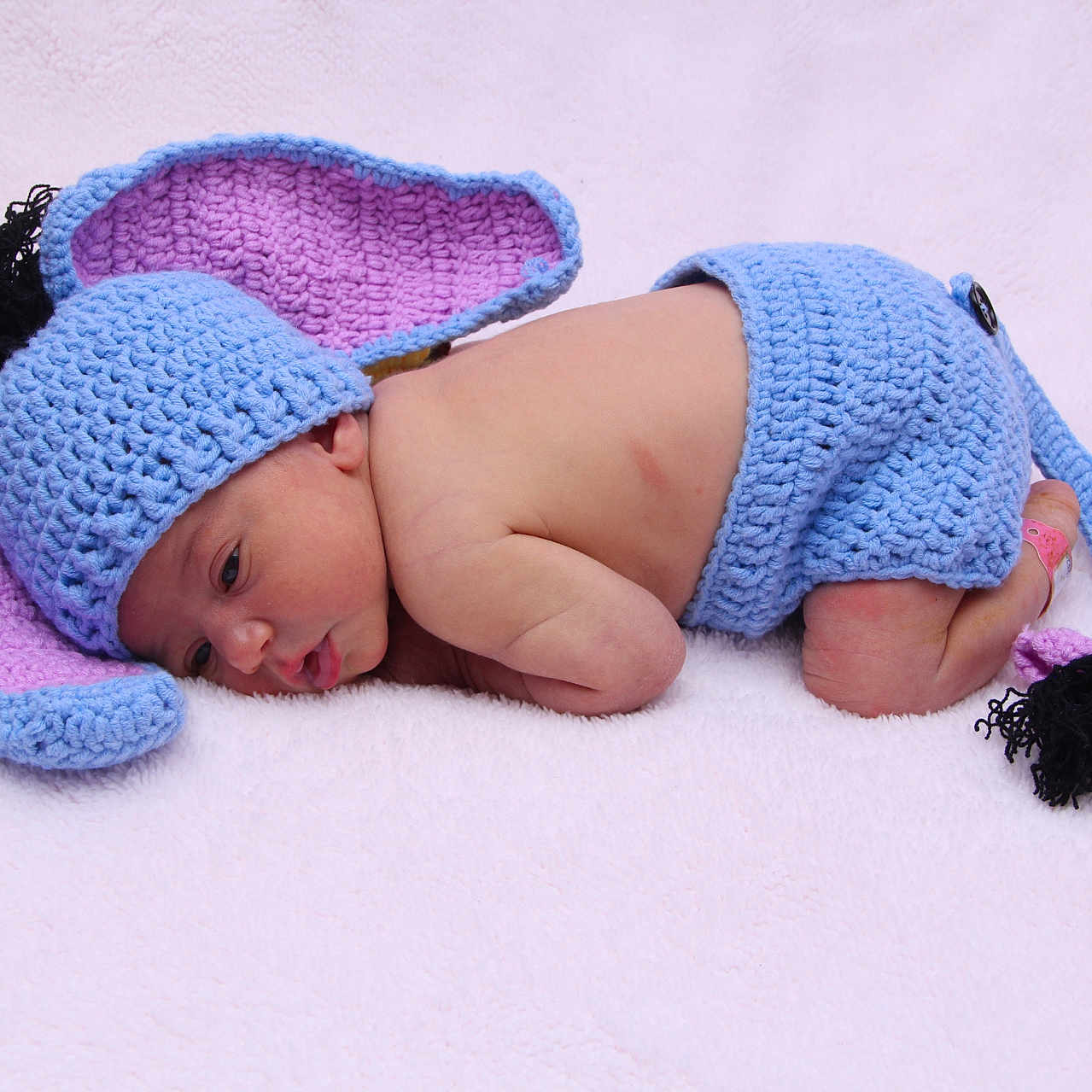 Adriana a rejoint le concours — aidez-le/la à gagner de superbes lots ! baby, blanket, blue, bunny_ears, child, crochet, cute, diaper_cover, face, hat, headwear, infant, knitted, lying_down, newborn, portrait, purple, resting, sleepy, soft
