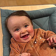 Martin participe au concours pour gagner de l'argent avec cette photo : baby, brown_outfit, child, clothing, cozy, cushion, cute, expression, eyes, face, hand, happy, indoor, infant, mouth, portrait, skin, smiling, soft_texture, young