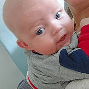 Konrad a rejoint le concours — aidez-le/la à gagner de superbes lots ! baby, infant, child, person, face, adult, holding, clothing, indoor, portrait, curious, closeup, hand, sweater, blue_eyes, skin, head, blur, casual, expression