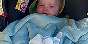 Konrad a rejoint le concours — aidez-le/la à gagner de superbes lots ! baby, blanket, car_seat, child, plush_toy, stuffed_animal, blue, soft, cozy, outdoor, sunlight, infant, cute, graco, toy, warm, wrapped, face, head, hood