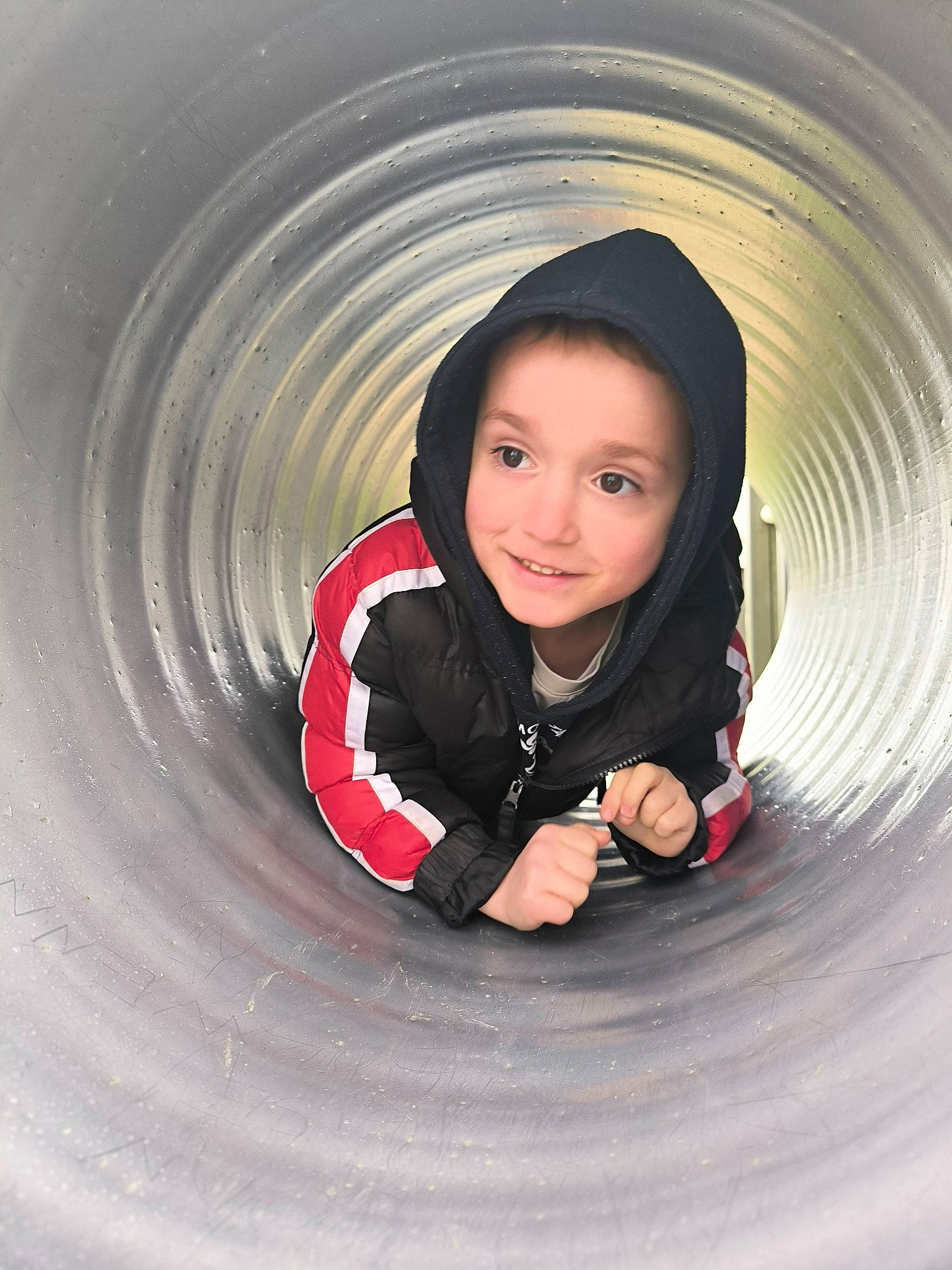 Lucenzo a rejoint le concours — aidez-le/la à gagner de superbes lots ! auto_part, automotive_tire, automotive_wheel_system, black_hair, child, circle, flash_photography, fun, happy, joy, nose, organ, outerwear, person, portrait_photography, recreation, rim, sleeve, smile, stock_photography