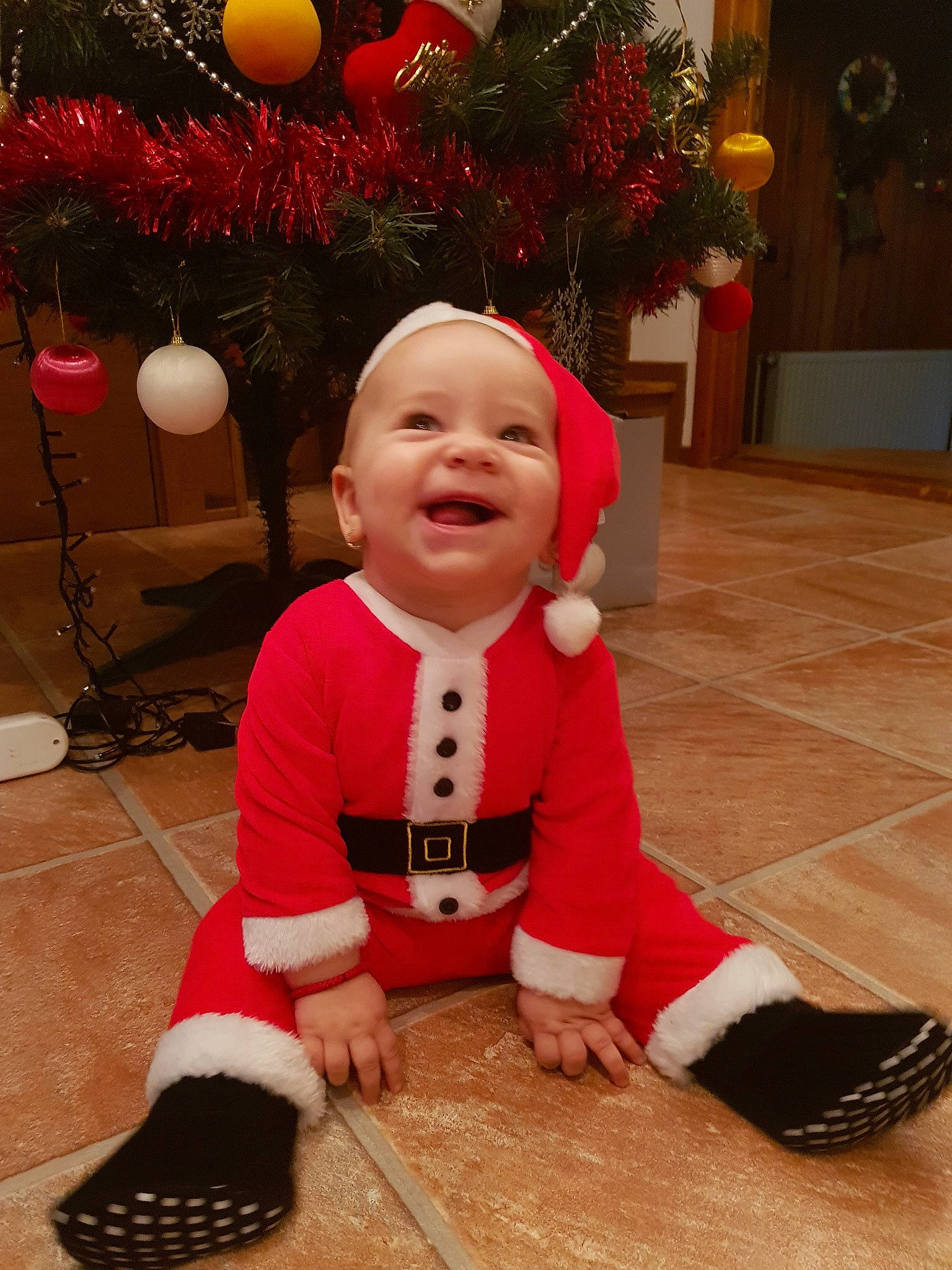 Delia is registered to the contest to win money with this photo: boy, child, christmas, event, facial_expression, fun, happiness, holiday, infant, lap, person, red, santa_claus, skin, smile, textile, toddler