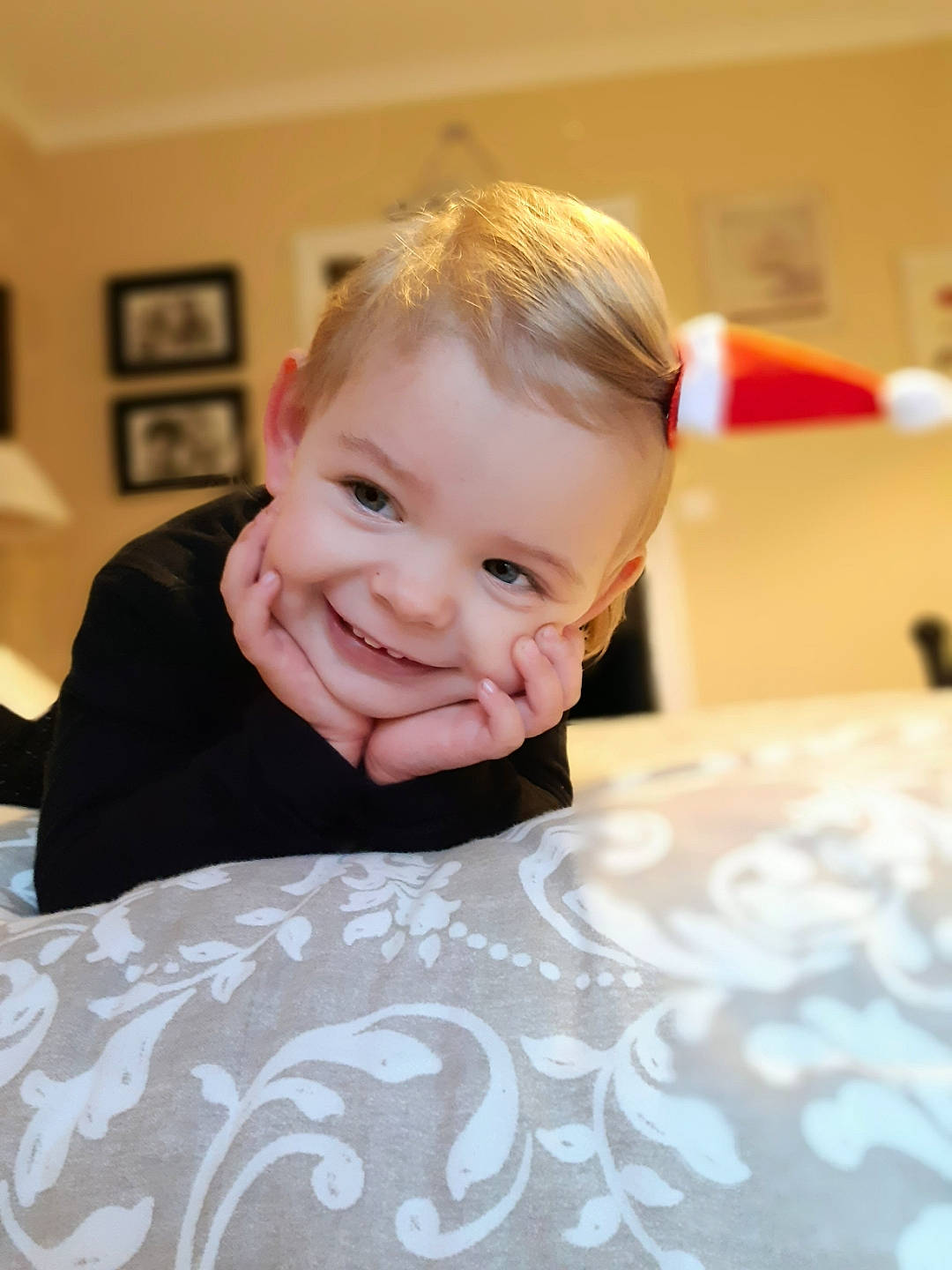 Agathe a rejoint le concours — aidez-le/la à gagner de superbes lots ! art, baby, cheek, child, facial_expression, floor, flooring, fun, glasses, happy, iris, joy, pattern, person, picture_frame, room, shirt, sitting, skin, smile