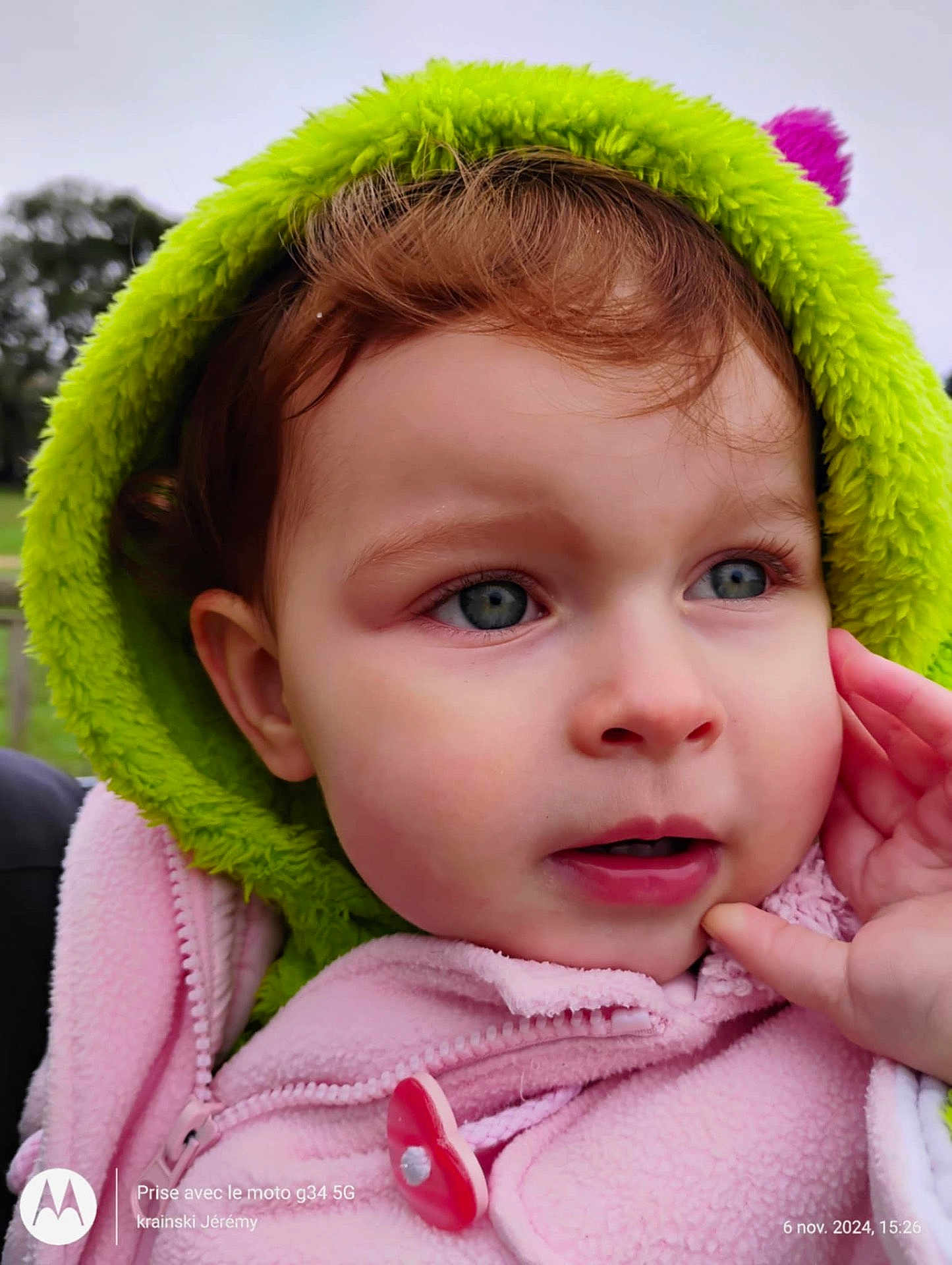 Willow a rejoint le concours — aidez-le/la à gagner de superbes lots ! baby, bodypart, bonnet, cap, clothing, coat, face, finger, hand, hat, head, hood, hoodie, jacket, knitwear, person, photography, portrait, sweater, sweatshirt