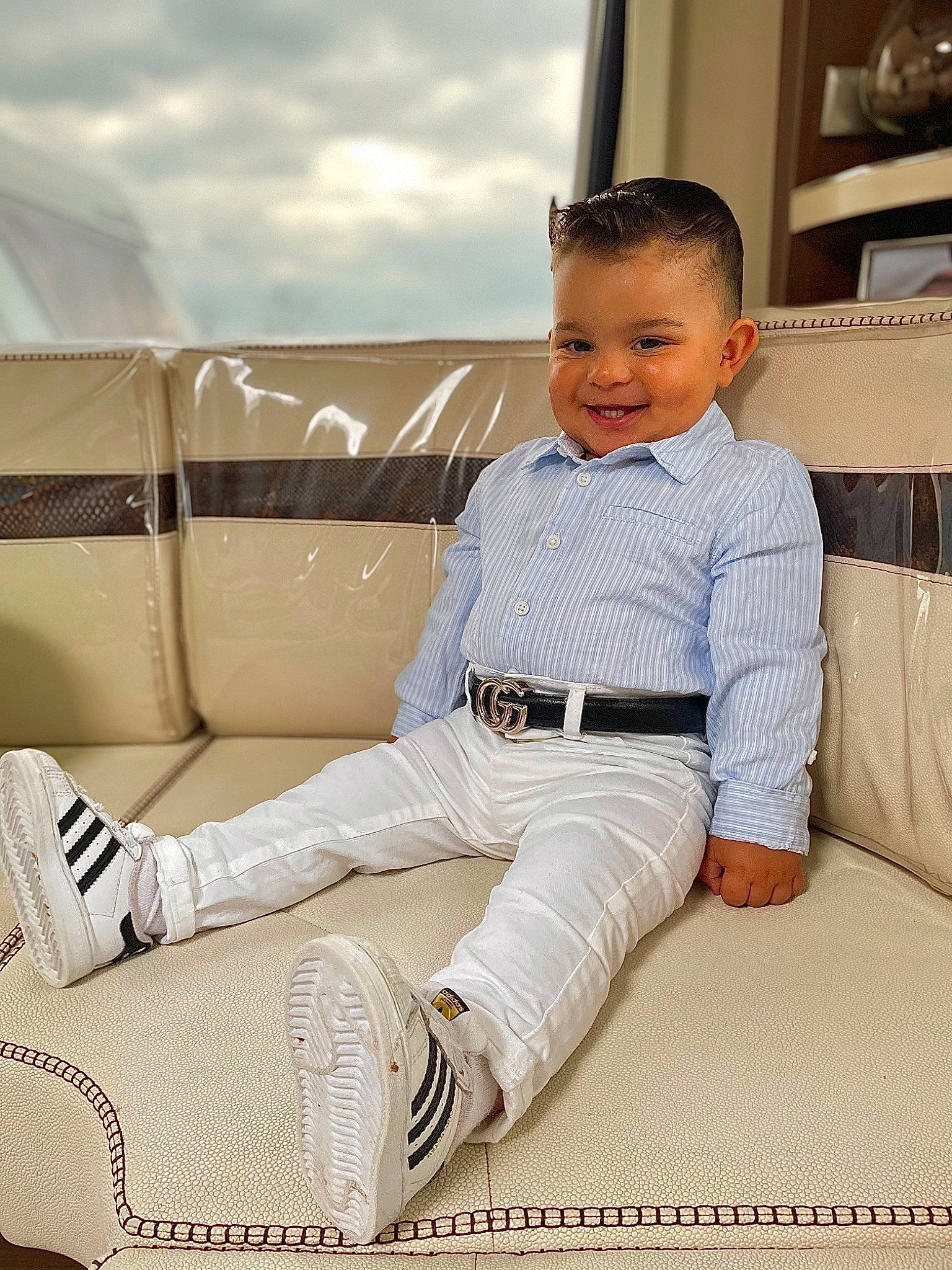 Mayven participe au concours pour gagner de l'argent avec cette photo : chair, child, collar, comfort, couch, dress_shirt, fashion_design, flash_photography, flooring, formal_wear, happy, human_leg, joy, knee, person, shirt, sitting, sleeve, smile, thigh