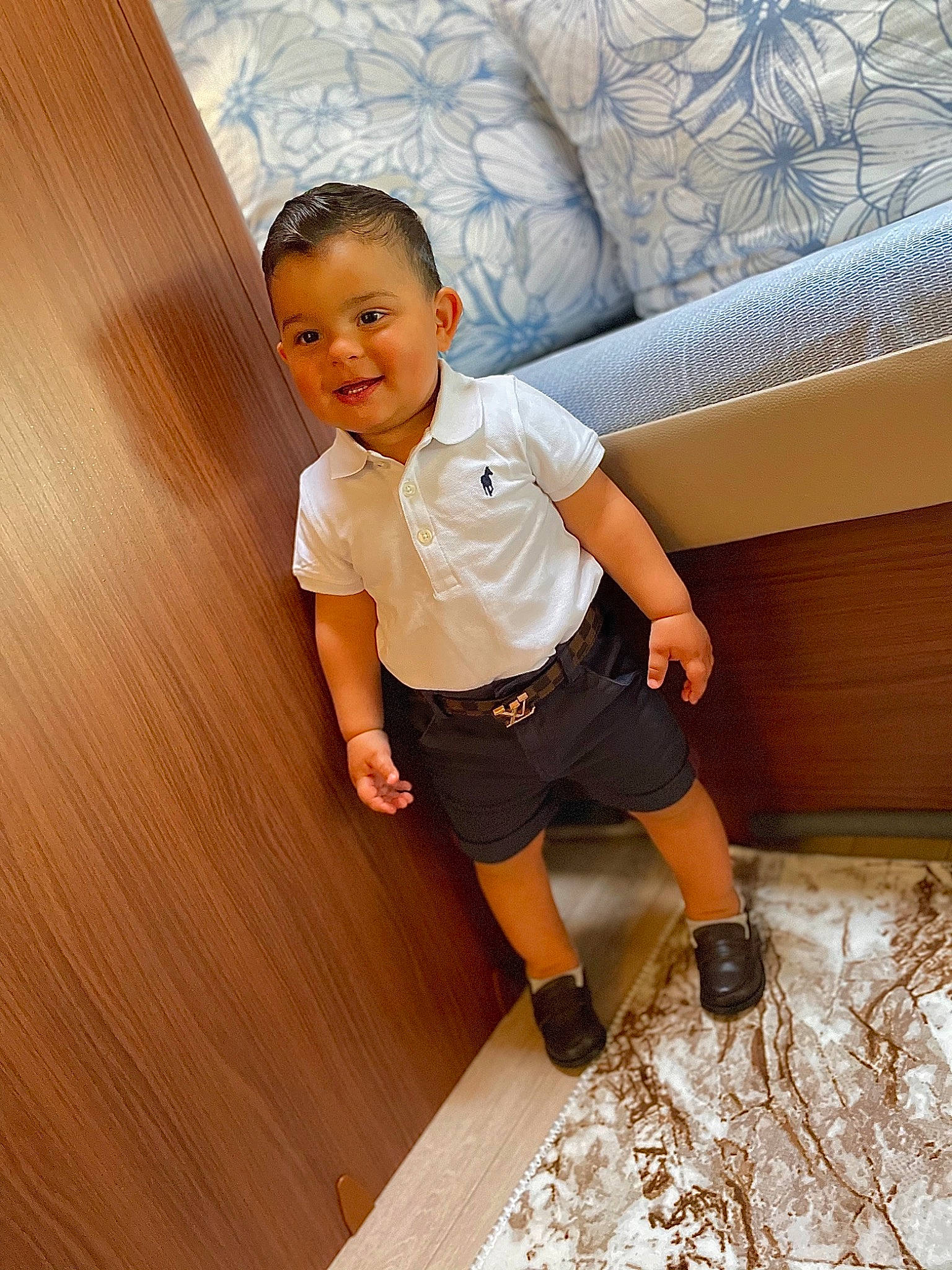 Mayven participe au concours pour gagner de l'argent avec cette photo : baby_toddler_clothing, child, comfort, floor, flooring, happy, hardwood, human_body, human_leg, joy, knee, leg, person, shorts, sleeve, standing, t_shirt, thigh, toddler, wood