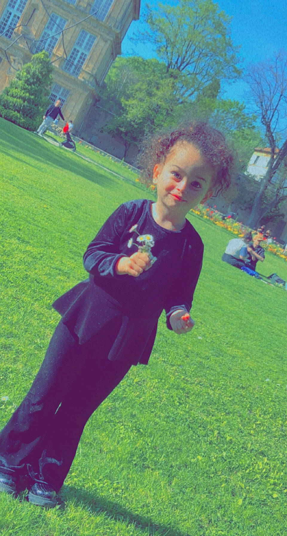 Ilyana a rejoint le concours — aidez-le/la à gagner de superbes lots ! botany, child, electric_blue, fun, grass, grass_family, grassland, happy, joy, lawn, leisure, meadow, people_in_nature, person, plant, recreation, sitting, smile, sunlight, tints_and_shades