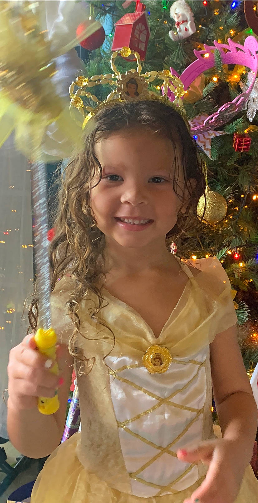 Athena a rejoint le concours — aidez-le/la à gagner de superbes lots ! beauty, christmas_ornament, christmas_tree, eye, fawn, fun, hair, hairstyle, happy, head, iris, joy, light, organ, ornament, person, photograph, plant, smile, snapshot