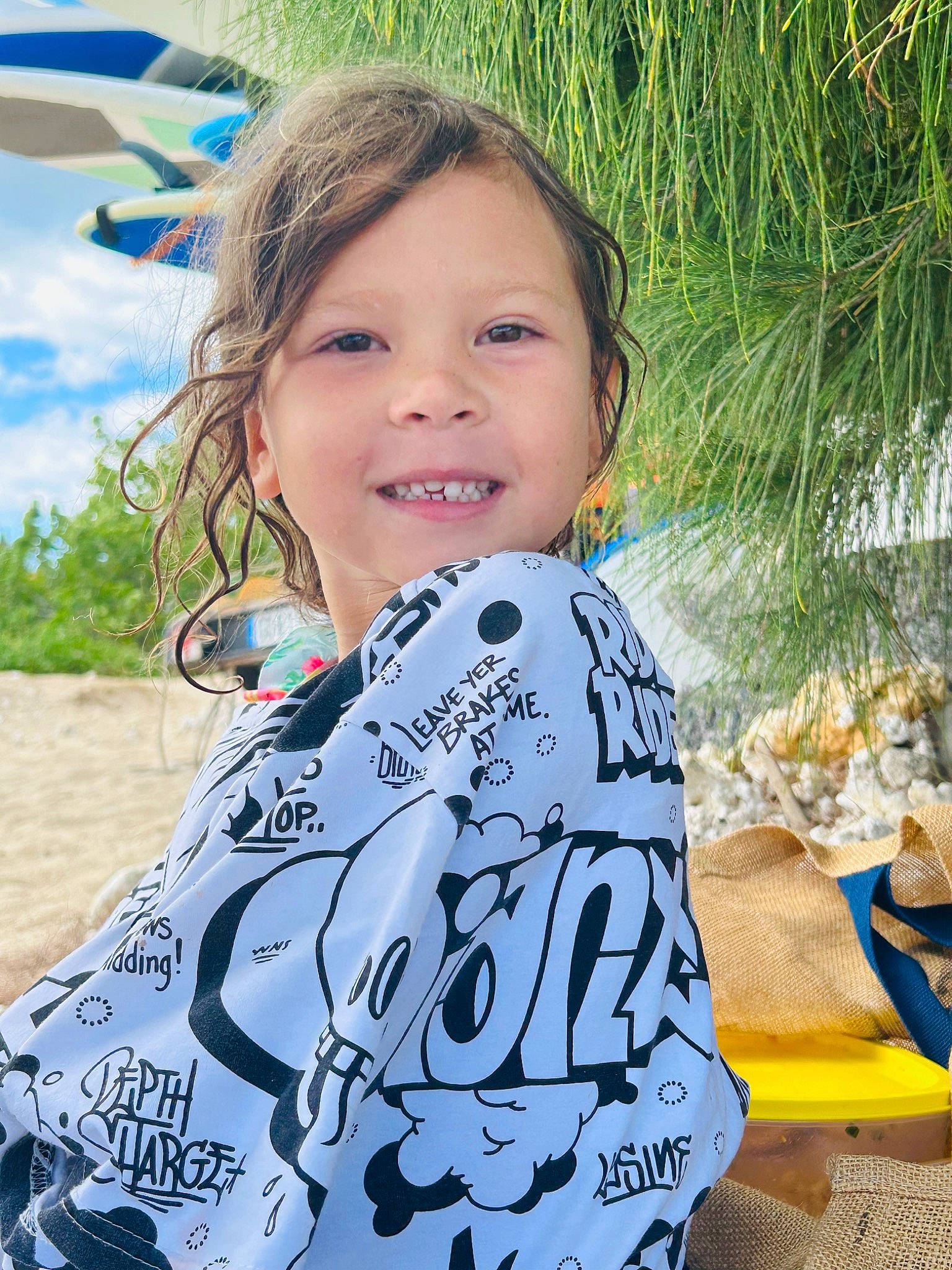Athena a rejoint le concours — aidez-le/la à gagner de superbes lots ! child, facial_expression, fashion_accessory, fun, grass, happy, joy, leisure, people_in_nature, person, recreation, sitting, sleeve, smile, soil, t_shirt, toddler, travel, tree, umbrella