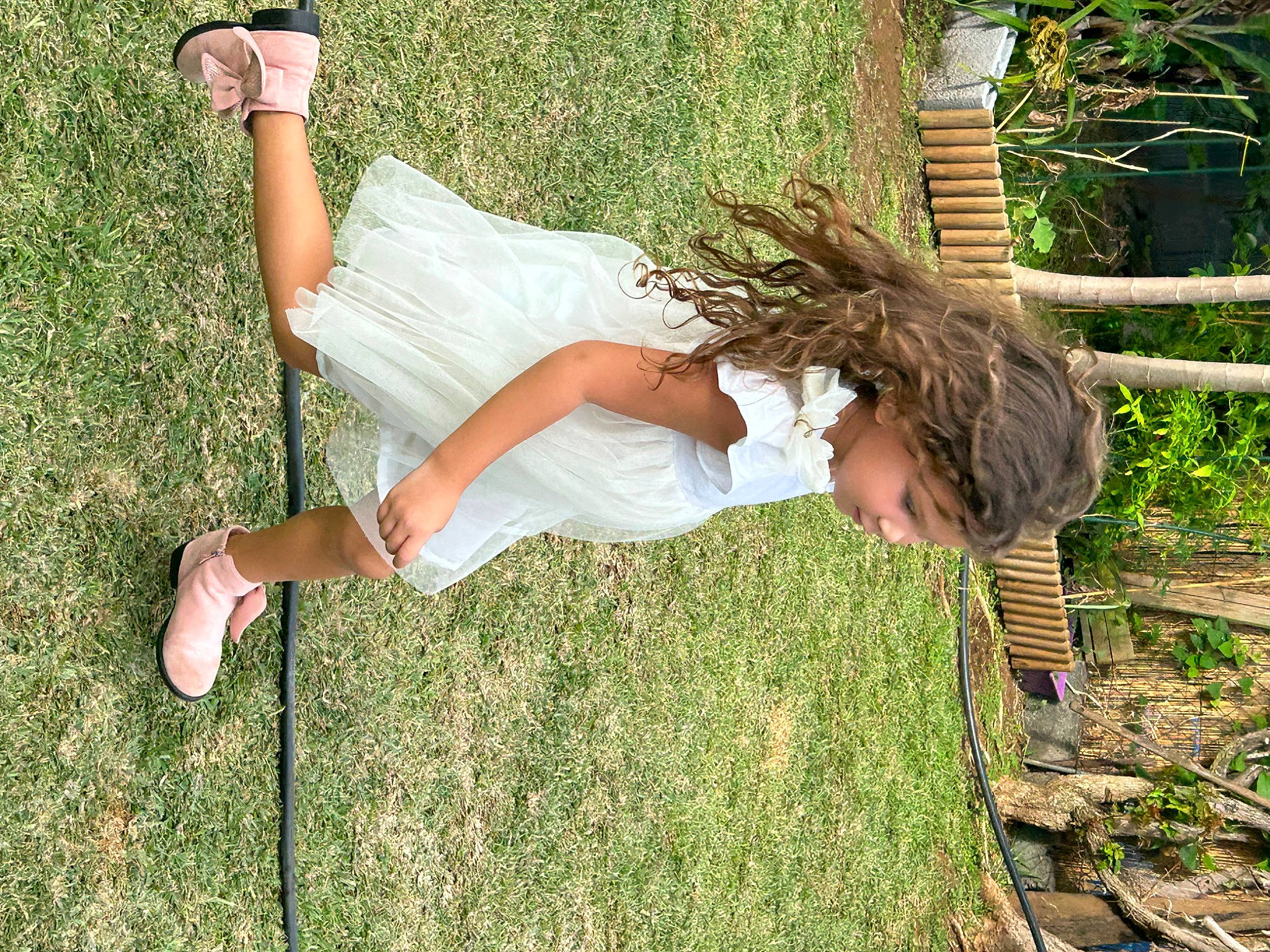 Athena participe au concours pour gagner de l'argent avec cette photo : barefoot, calf, elbow, foot, grass, happy, human_leg, knee, leg, leisure, long_hair, people_in_nature, person, plant, recreation, sandal, shoe, shorts, sneakers, thigh