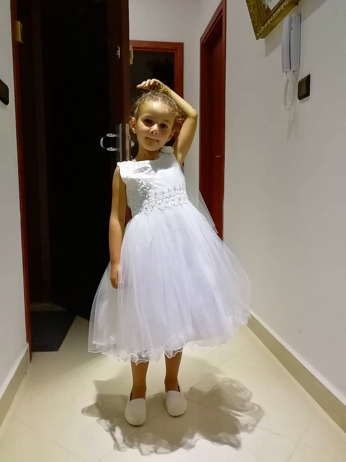 Leïla a rejoint le concours — aidez-le/la à gagner de superbes lots ! a_line, blond, bridal_accessory, bridal_clothing, bridal_party_dress, bride, child, clothing, cocktail_dress, dress, fashion, footwear, formal_wear, gown, hairstyle, haute_couture, joint, person, shoulder, wedding_dress