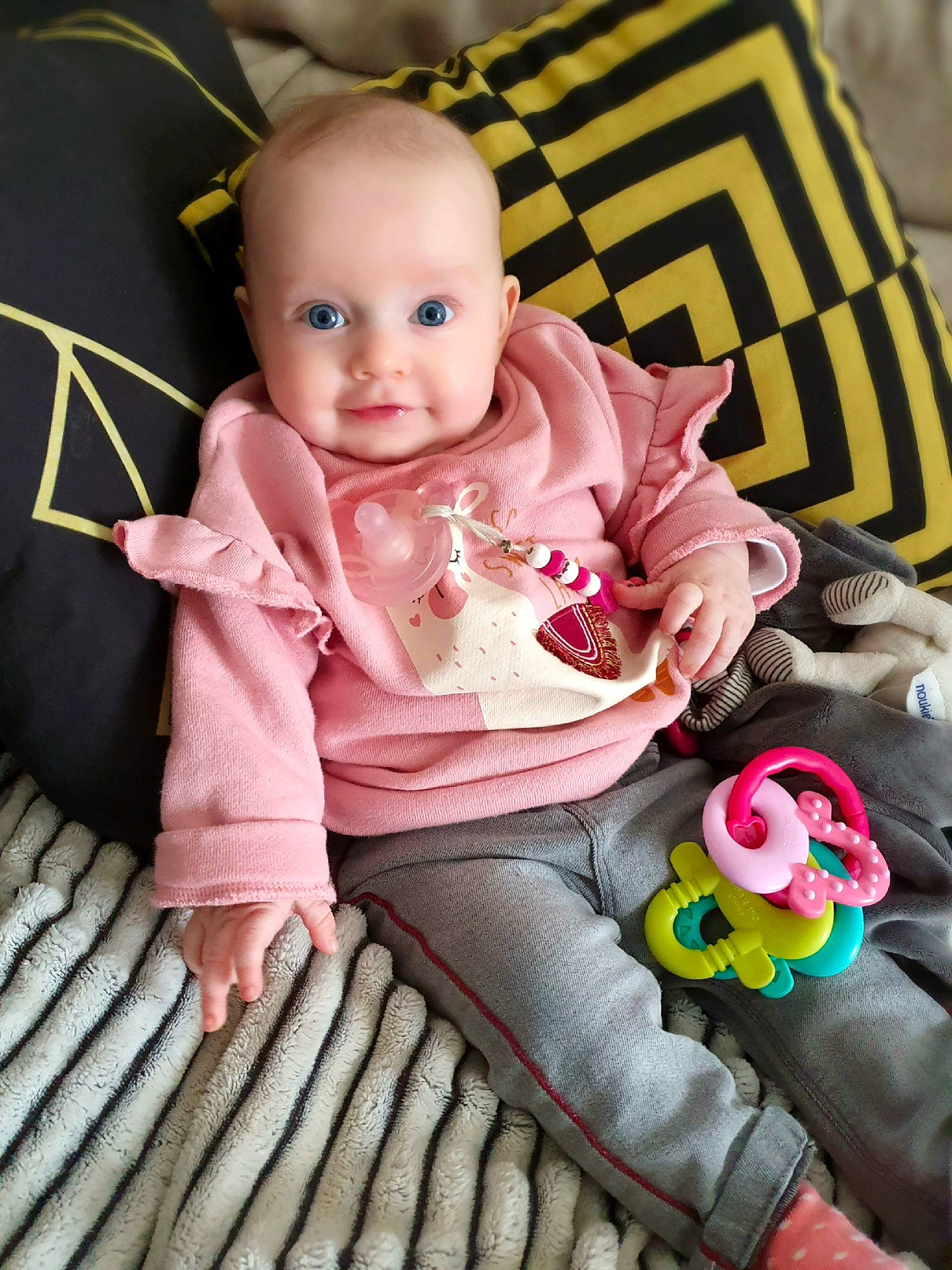 Tea participe au concours pour gagner de l'argent avec cette photo : baby, baby_products, baby_toddler_clothing, baby_toys, cheek, child, eye, face, head, lip, person, pink, play, product, sitting, skin, textile, toddler, toy