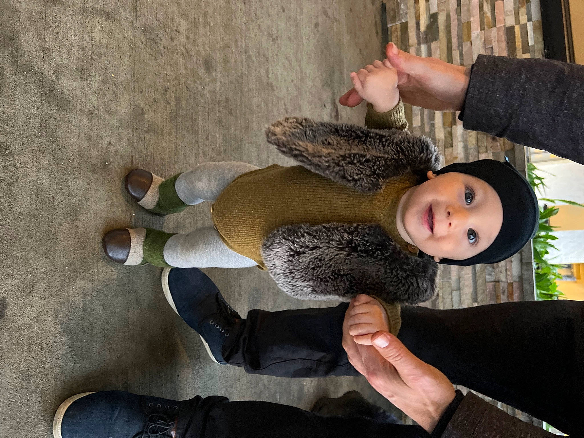 Kove is registered to the contest to win money with this photo: finger, foot, footwear, fun, fur, gesture, hand, headwear, human_leg, jeans, knee, leg, person, sandal, sitting, smile, thigh, thumb, tree, wood