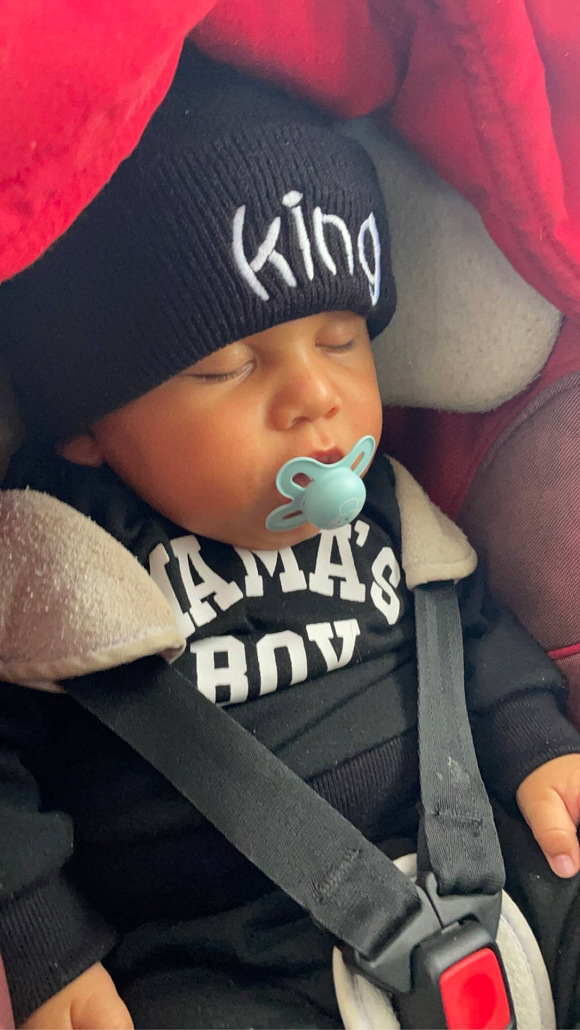 Walden a rejoint le concours — aidez-le/la à gagner de superbes lots ! baby, baby_sleeping, baby_toddler_clothing, baseball_cap, beanie, cap, car_seat, carmine, child, comfort, cool, fashion_accessory, finger, font, hat, headwear, knit_cap, outerwear, person, product