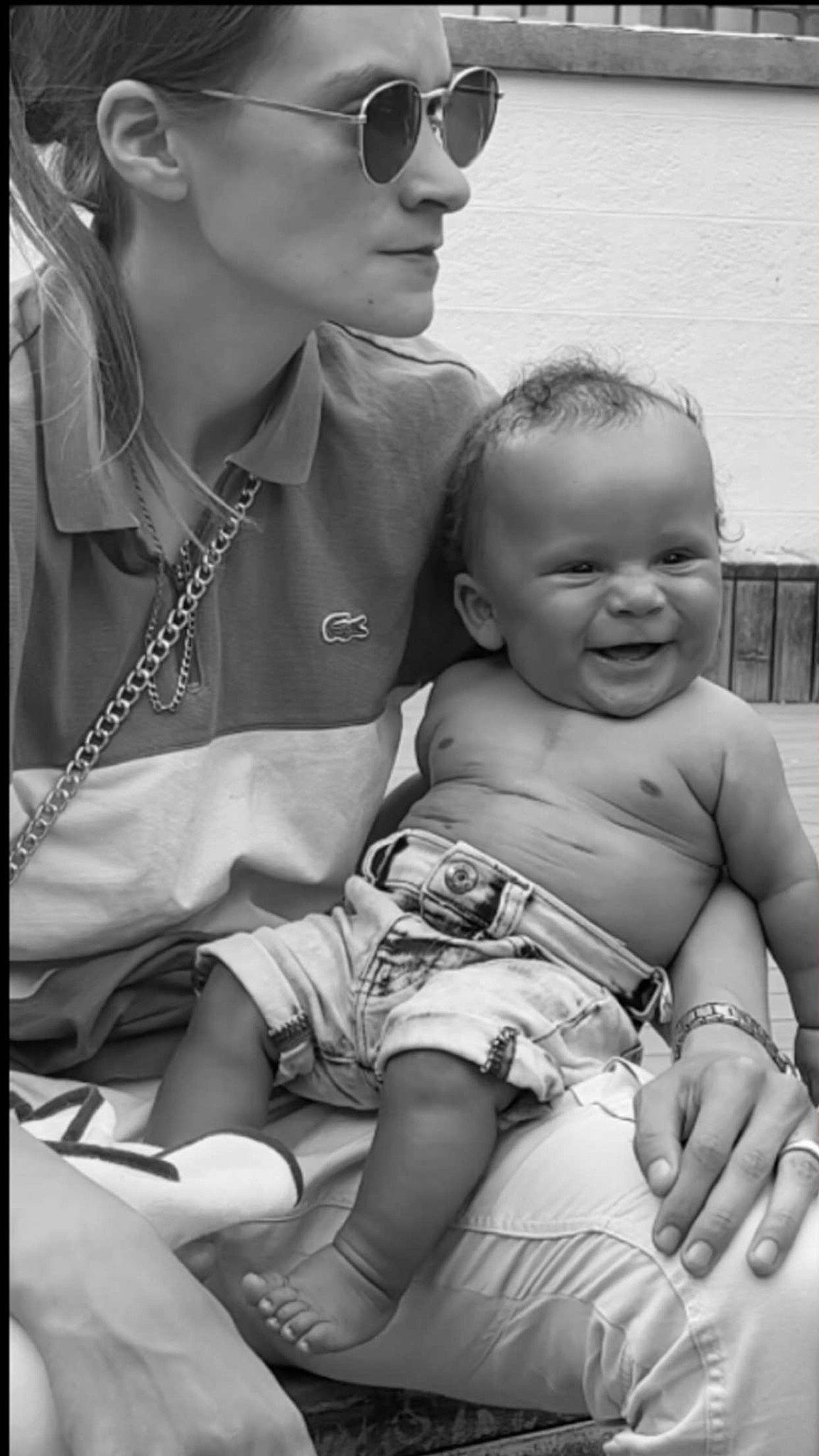 Walden a rejoint le concours — aidez-le/la à gagner de superbes lots ! arm, baby, black, black_and_white, eyewear, facial_expression, gesture, goggles, hand, happy, headwear, human, interaction, joy, monochrome_photography, person, photograph, skin, style, sunglasses