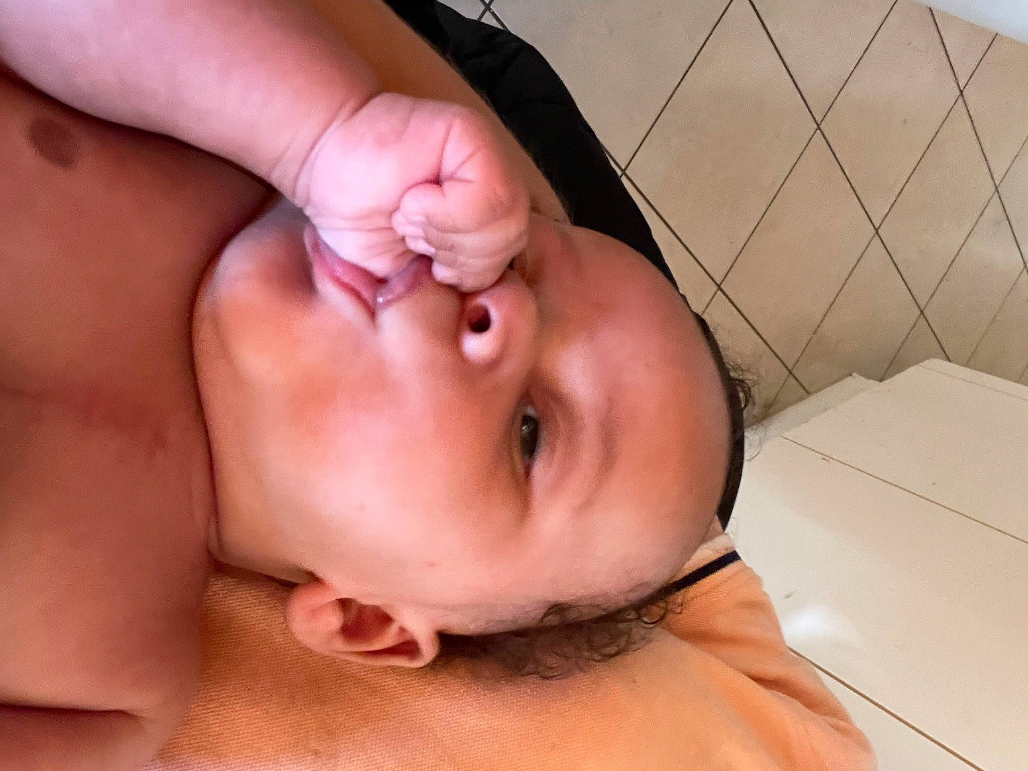 Walden a rejoint le concours — aidez-le/la à gagner de superbes lots ! cheek, chest, eye, eyelash, finger, gesture, glasses, hair, hand, human_body, jaw, joint, leg, lip, mouth, nail, neck, nose, person, skin