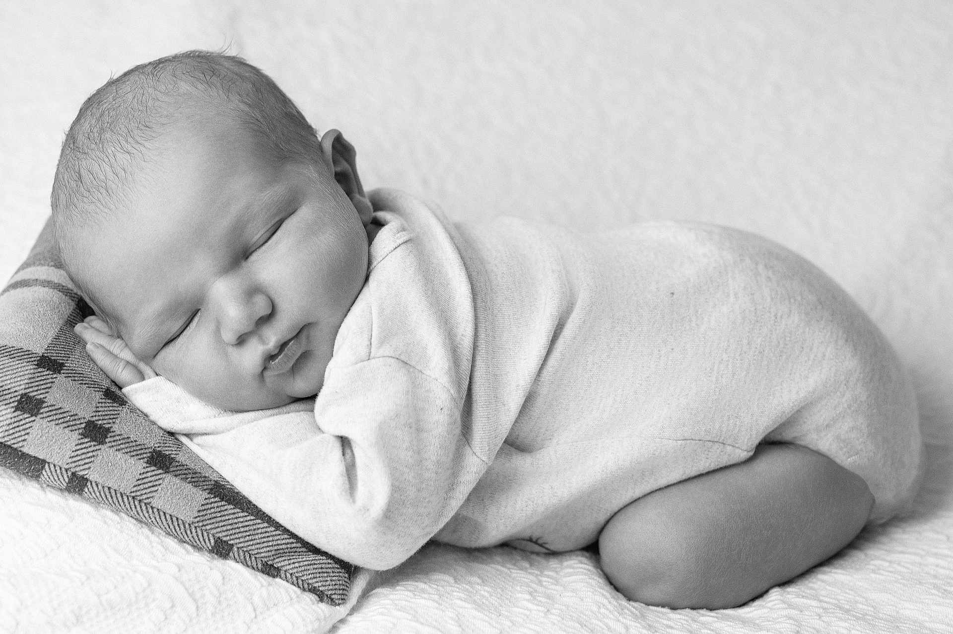Arthur participe au concours pour gagner de l'argent avec cette photo : baby, newborn, sleeping, infant, pillow, blanket, black_and_white, peaceful, cute, face, hand, cozy, soft, portrait, closeup, child, resting, indoors, monochrome, sleep