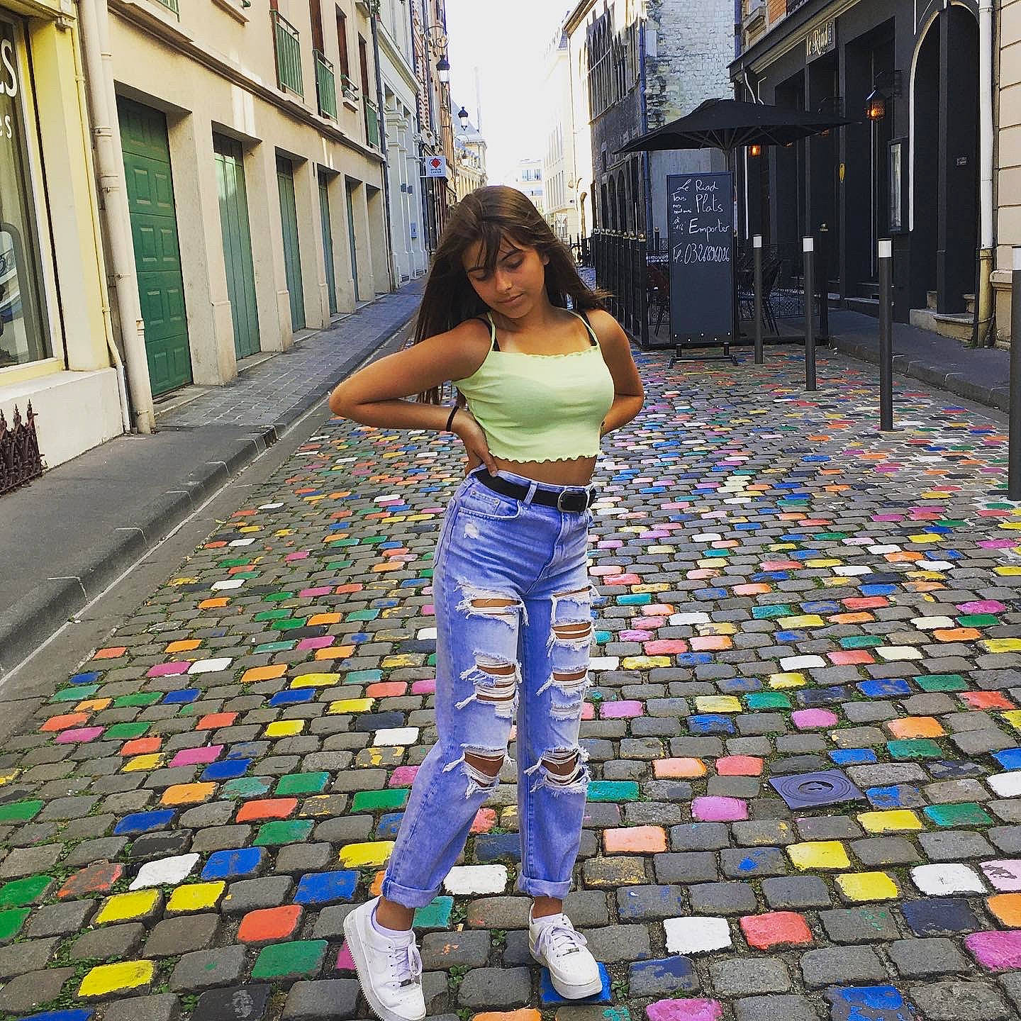 Agathe participe au concours pour gagner de l'argent avec cette photo : architecture, cobblestone, design, fashion, flooring, footwear, infrastructure, jeans, leg, leggings, pattern, person, road, road_surface, shoe, sidewalk, snapshot, street, street_fashion, tree