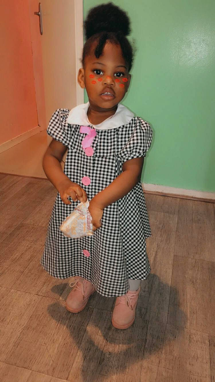 Elisabeth participe au concours pour gagner de l'argent avec cette photo : baby_toddler_clothing, child, day_dress, dress, embellishment, fashion_design, flooring, fun, hardwood, human_leg, jewellery, necklace, one_piece_garment, pattern, person, room, sleeve, thumb, toddler, wood