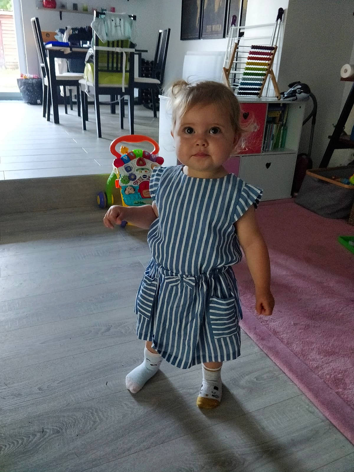 Diane participe au concours pour gagner de l'argent avec cette photo : baby, baby_toddler_clothing, chair, child, door, dress, event, floor, flooring, fun, hardwood, joint, one_piece_garment, pattern, people, person, sitting, standing, textile, toddler