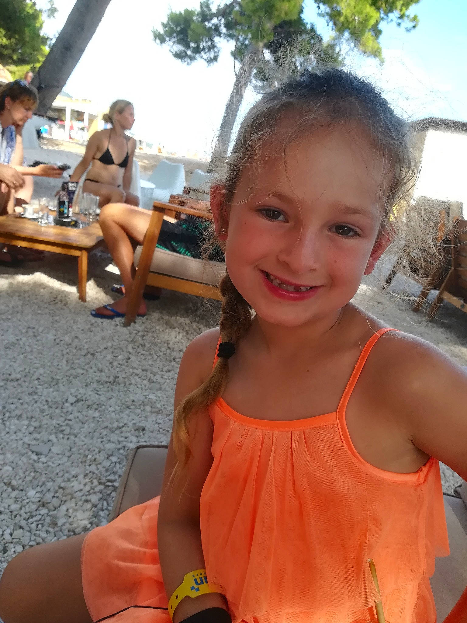 Coline a rejoint le concours — aidez-le/la à gagner de superbes lots ! child, fawn, fun, joy, leisure, person, smile, summer, vacation