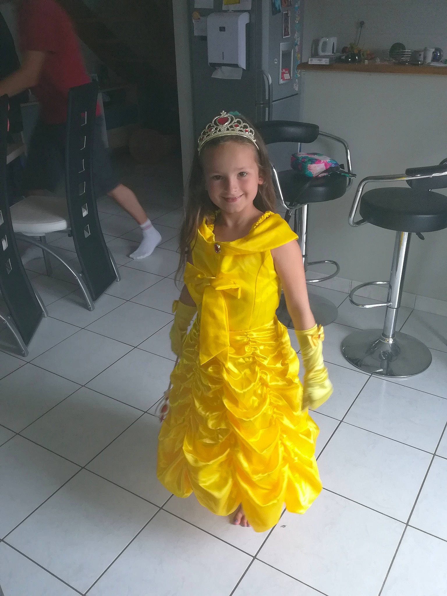 Coline a rejoint le concours — aidez-le/la à gagner de superbes lots ! child, costume, joy, person, yellow