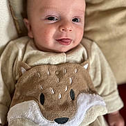 Noa participe au concours pour gagner de l'argent avec cette photo : baby, infant, newborn, face, eyes, tongue_out, onesie, plush, fox_design, blanket, soft_texture, close_up, portrait, smile, skin, head, hand, cozy, bedroom, adorable