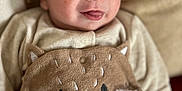 Noa participe au concours pour gagner de l'argent avec cette photo : baby, infant, newborn, face, eyes, tongue_out, onesie, plush, fox_design, blanket, soft_texture, close_up, portrait, smile, skin, head, hand, cozy, bedroom, adorable