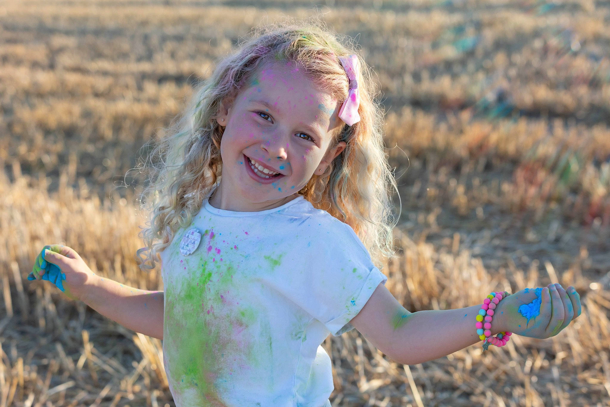 Enola participe au concours pour gagner de l'argent avec cette photo : ecoregion, face, facial_expression, fun, grass, grass_family, grassland, hairstyle, happy, iris, joy, morning, people, people_in_nature, person, plant, sand, smile, summer, sunlight