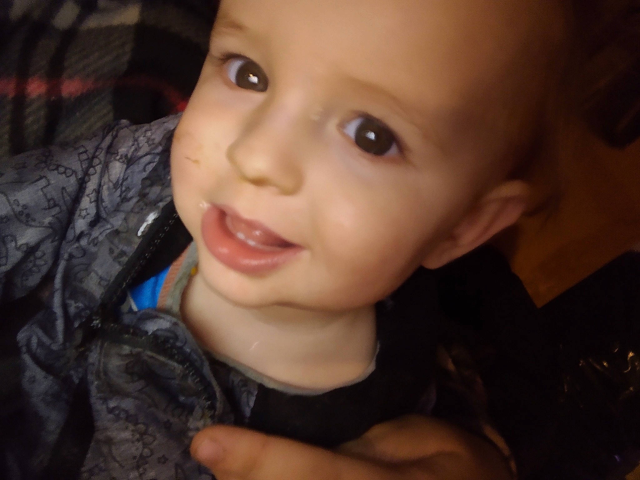 Alexym a rejoint le concours — aidez-le/la à gagner de superbes lots ! blue, cheek, eye, eyelash, face, finger, fun, hair, hairstyle, head, human, human_body, joy, lighting, lip, night, people, person, product, sitting