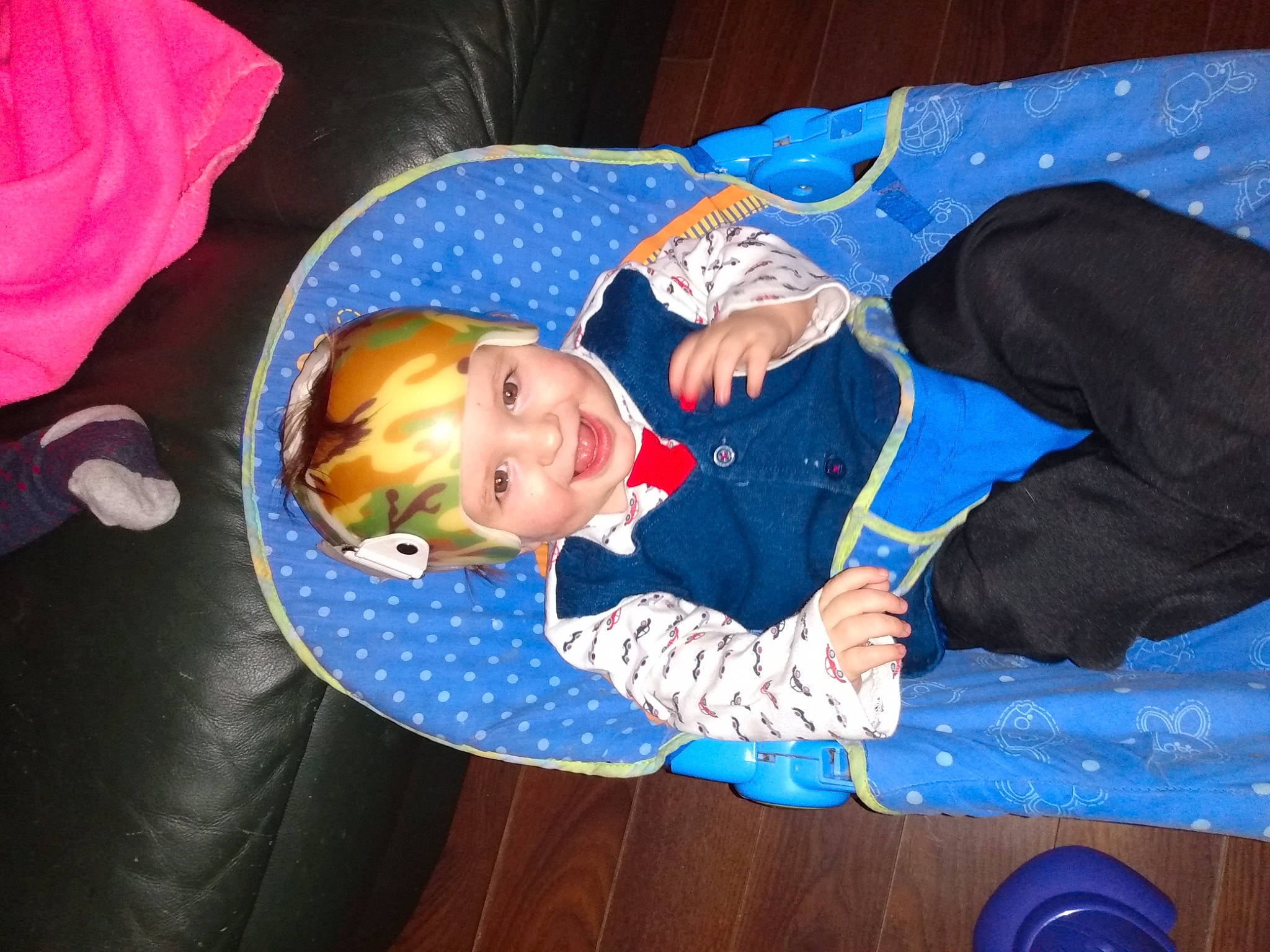 Alexym participe au concours pour gagner de l'argent avec cette photo : blue, clothing, comfort, eye, finger, fun, green, hairstyle, head, headwear, human, human_body, joy, lighting, people, person, product, recreation, room, shoe